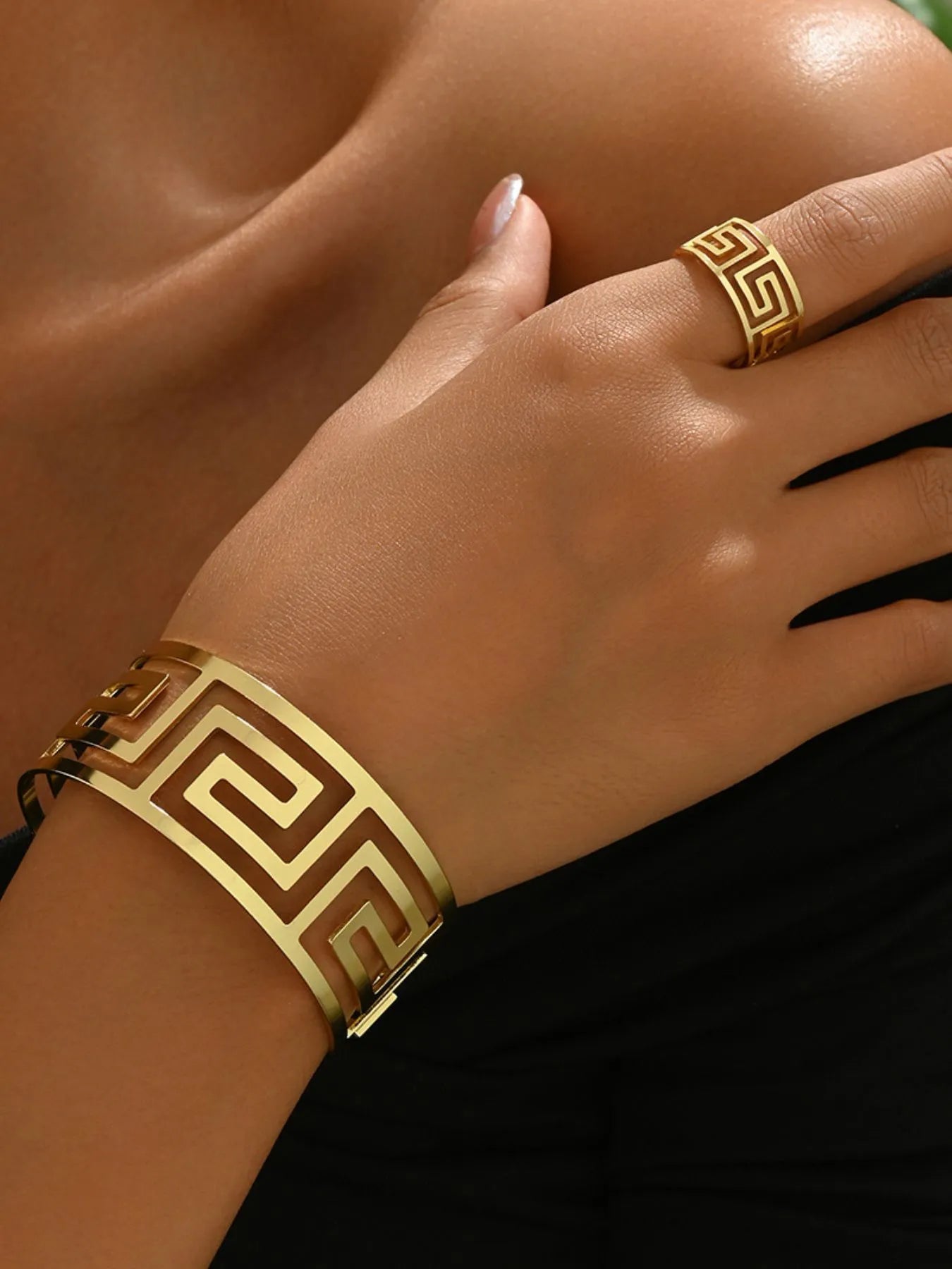 Anel e pulseira estilo grego banhados a ouro com design geométrico elegante em modelo
