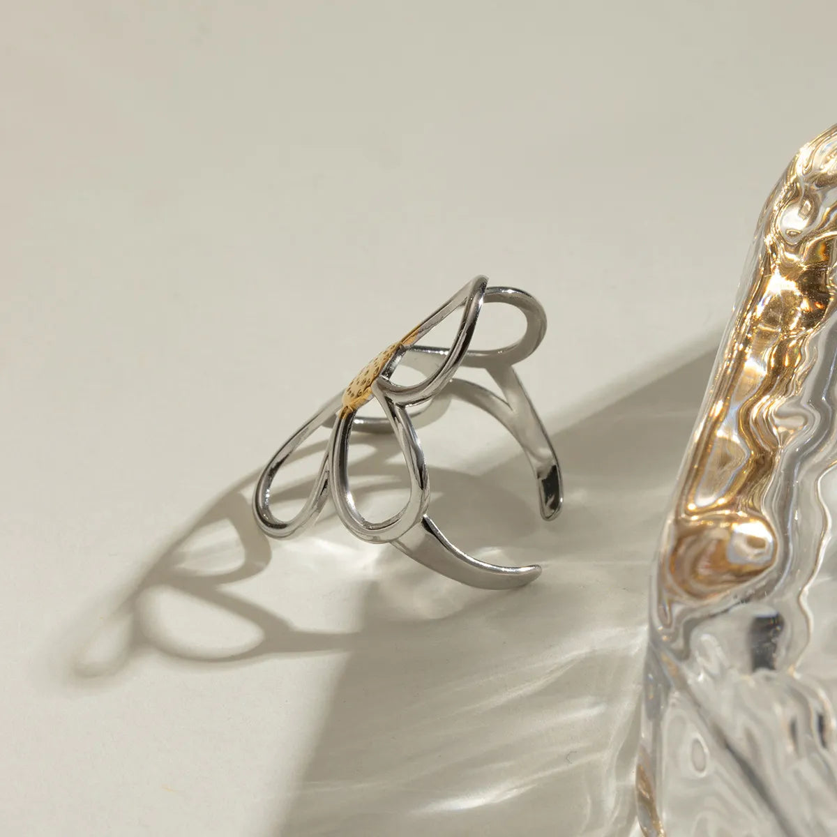 Anel margarida bicolor em metal prateado com detalhe dourado no centro da flor acessório Trendsi