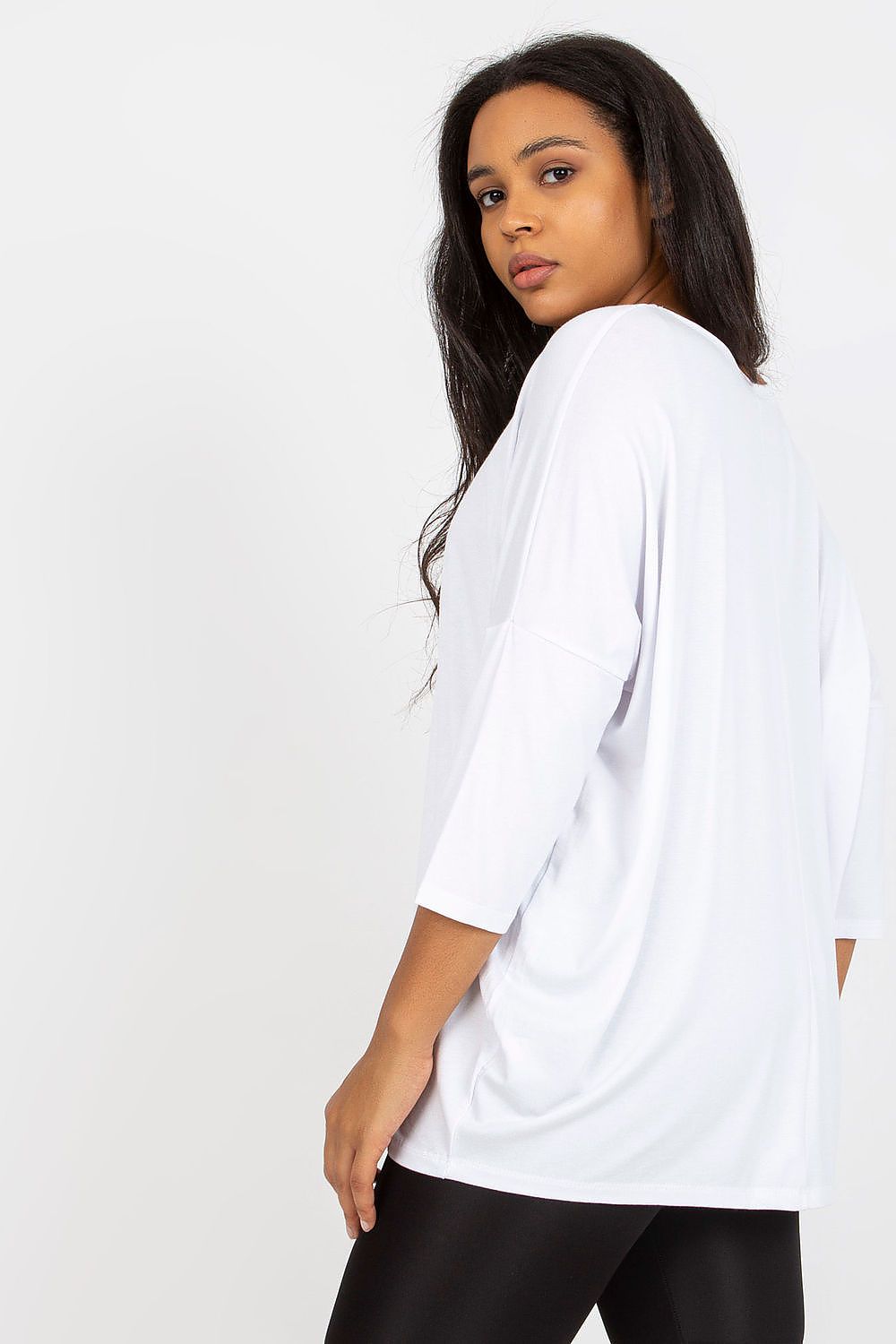 Blusa casual para mulheres curvy em tecido branco com manga 3/4 confortável e estilo solto