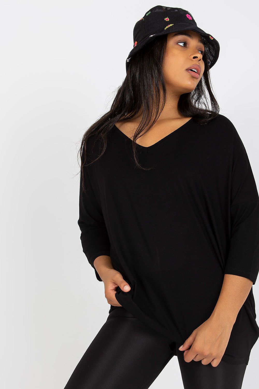 Mulher usando blusa casual para mulheres curvy preta com decote em V e mangas 3/4