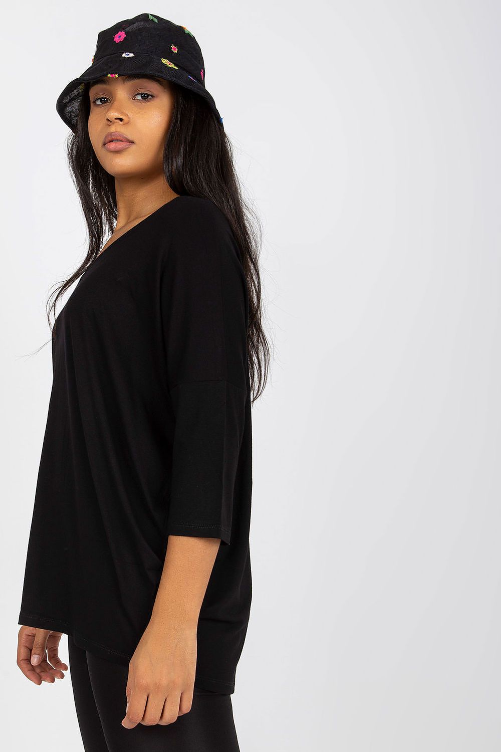 Modelo vestindo blusa casual para mulheres curvy preta de manga três quartos com decote em V