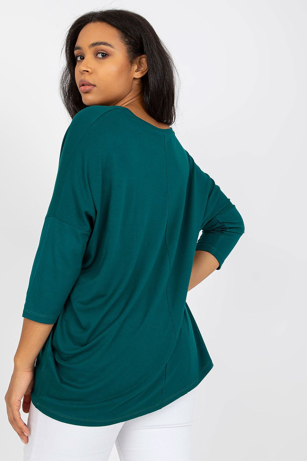 Mulher usando blusa casual para mulheres curvy verde escura com mangas três quartos e modelagem solta