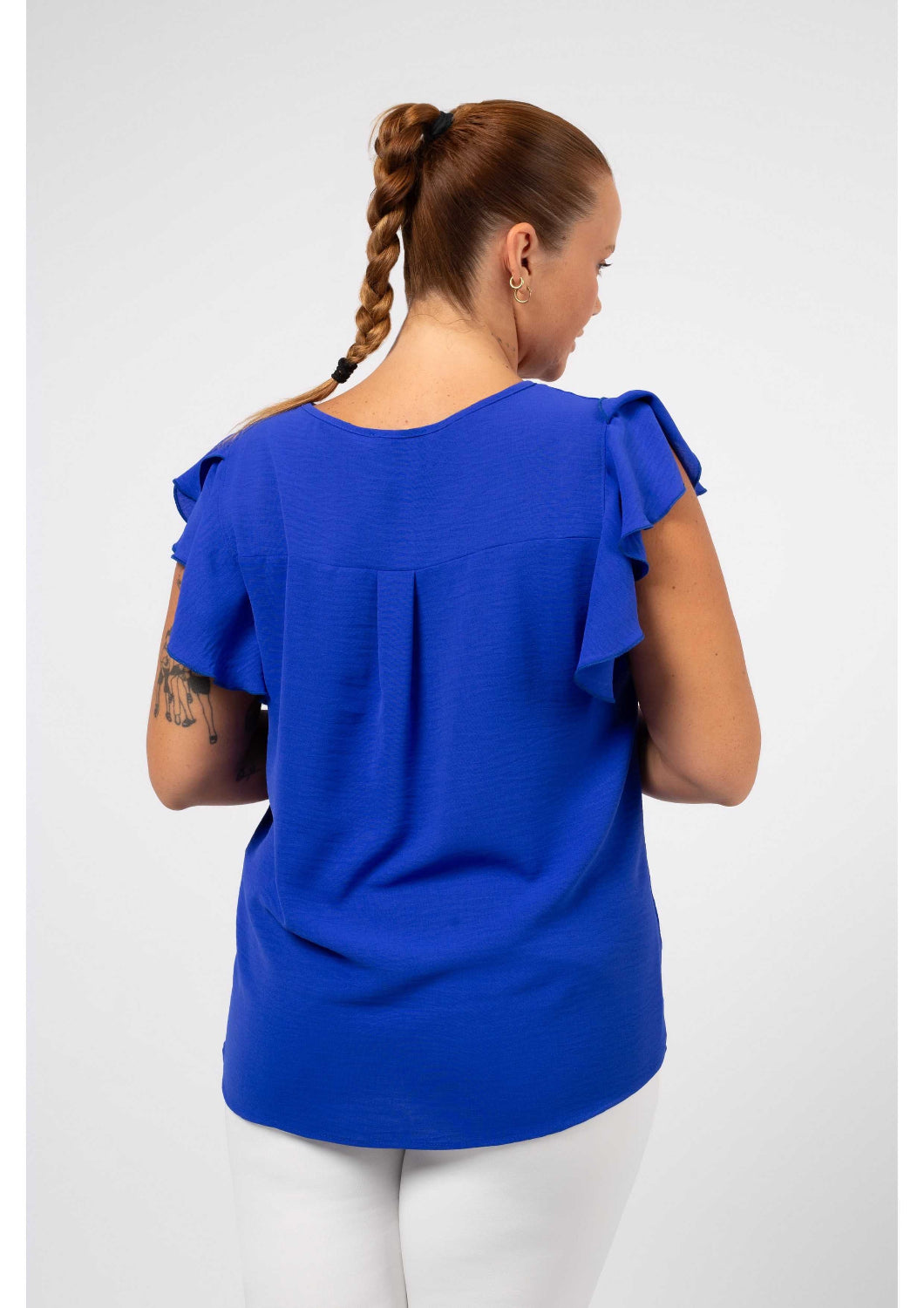 Blusa com babado nos ombros azul da Curvy vista de costas em modelo plus size