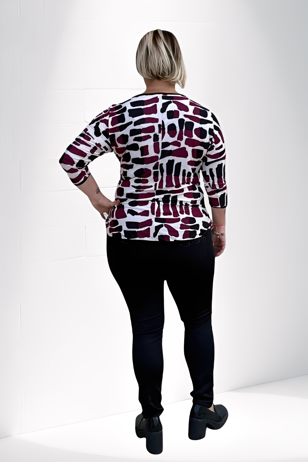 Blusa estampa paisley da Alma em tons de branco, preto e vinho vista por trás
