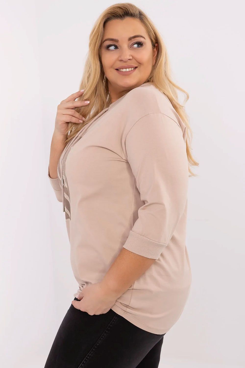 Blusa manga longa plus size bege com design confortável e moderno