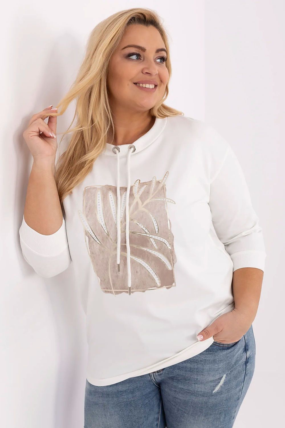 Mulher usando blusa manga longa plus size branca com estampa de folha e capuz ajustável