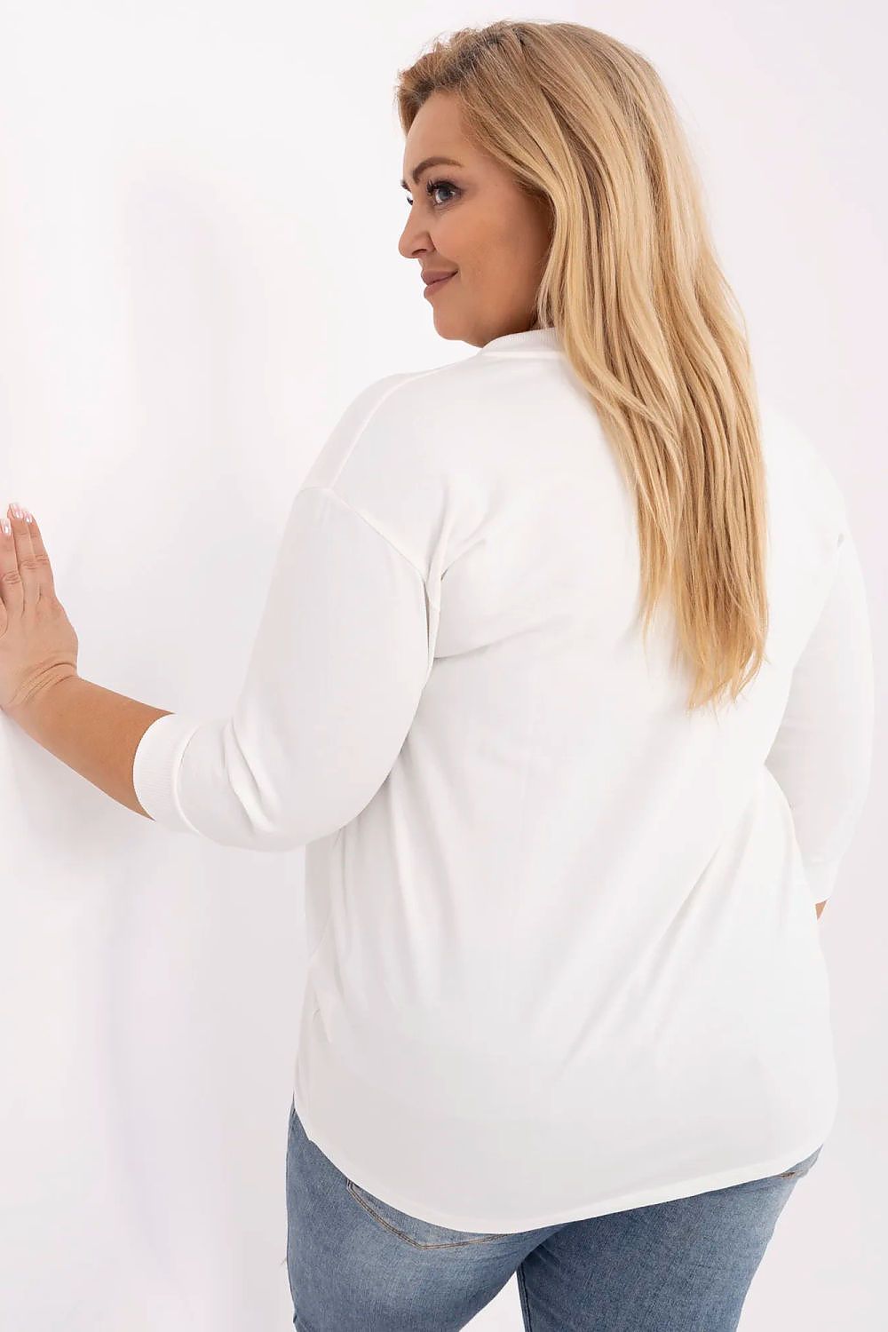 Blusa manga longa plus size branca vista de costas com detalhe nas mangas
