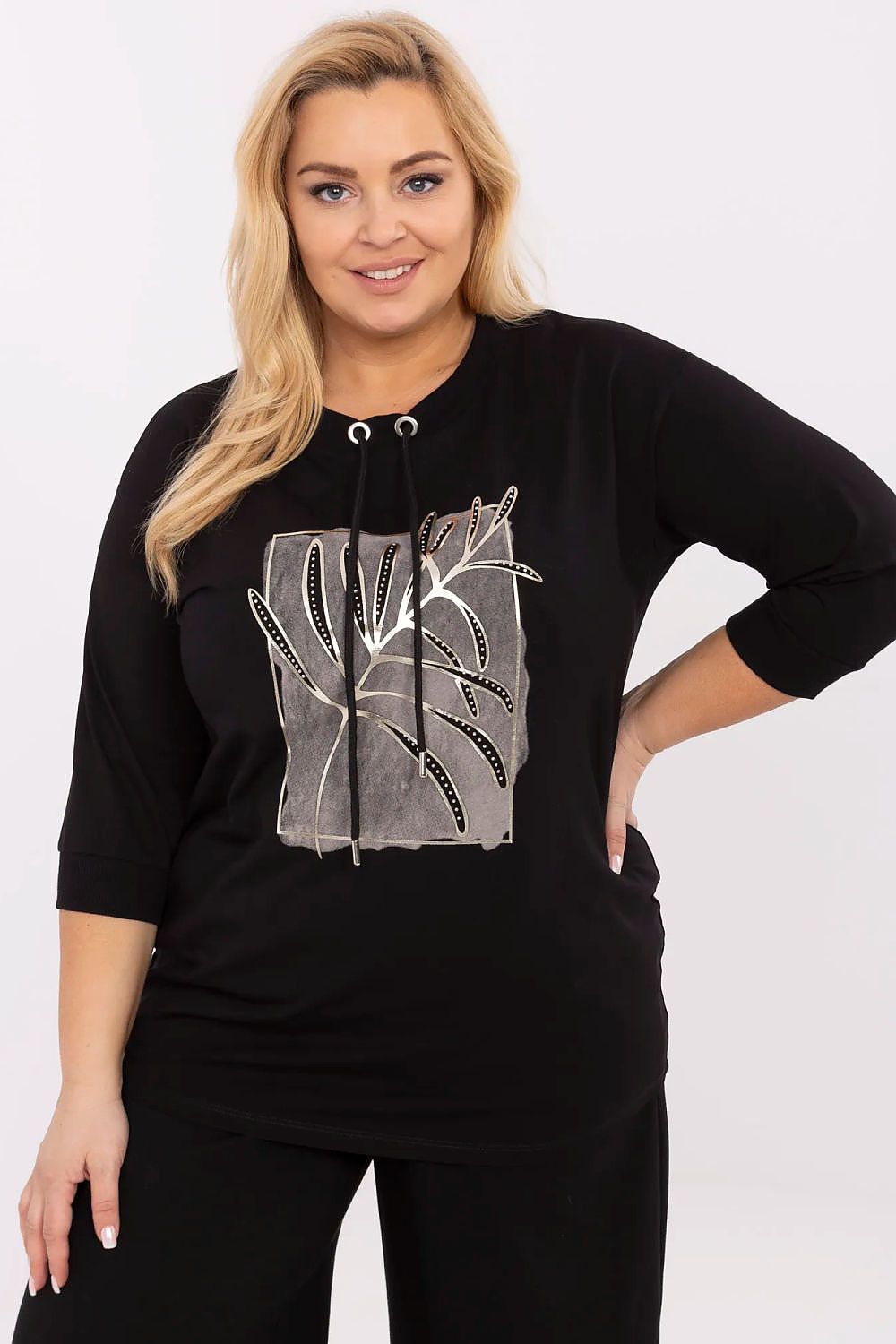 Blusa manga longa plus size preta com estampa moderna e detalhes em cadarço