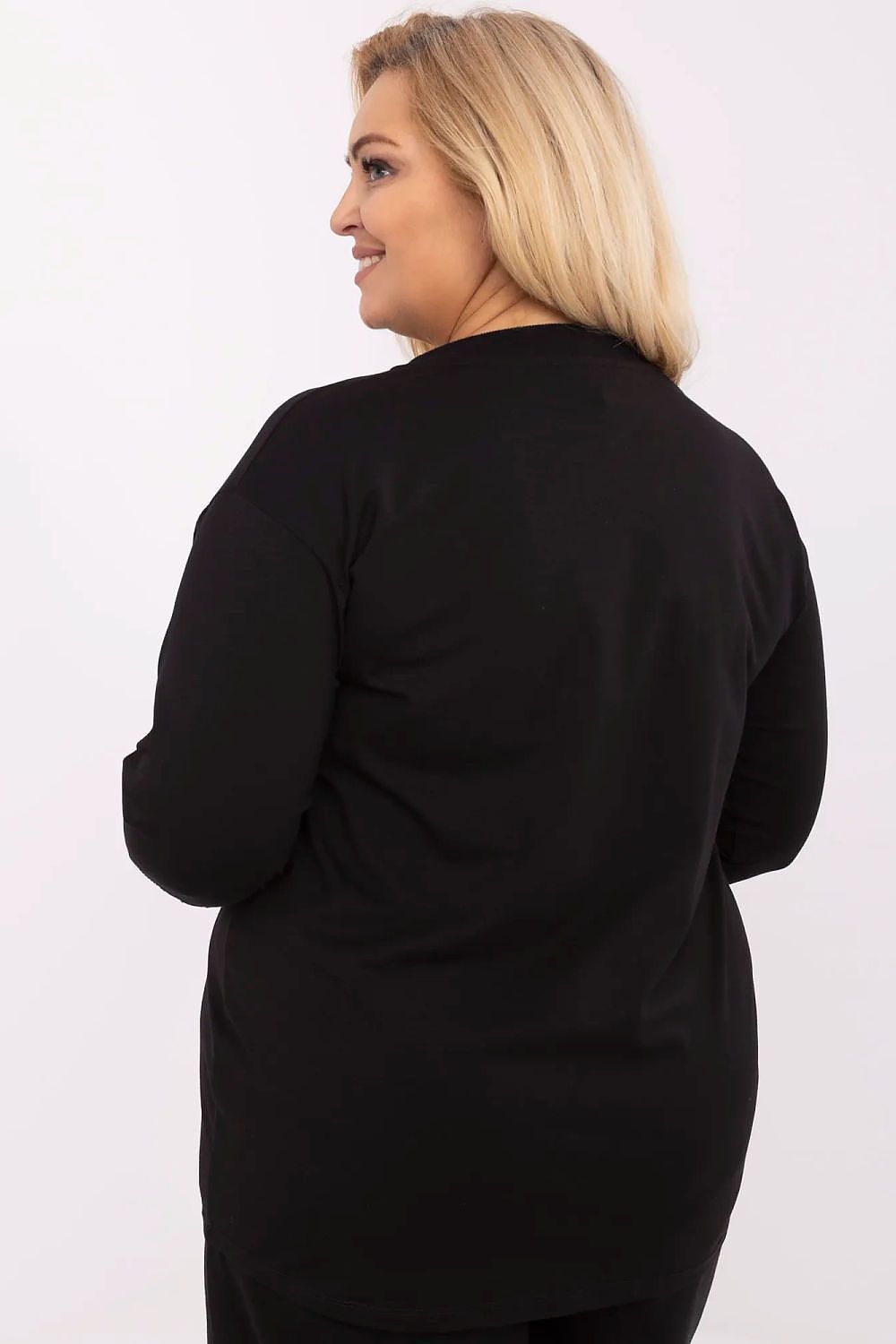 Blusa manga longa plus size preta vista de costas em modelo feminina