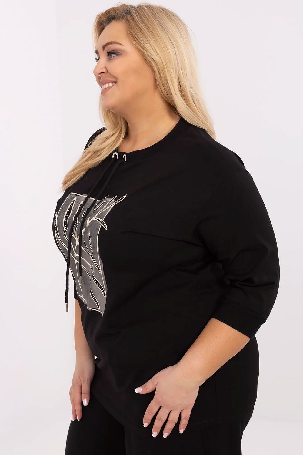 Blusa manga longa plus size preta com estampa frontal e detalhes em cadarço
