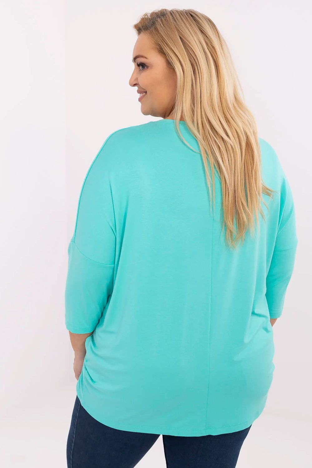 Mulher vestindo blusa plus size feminina azul claro com mangas três quartos vista de costas