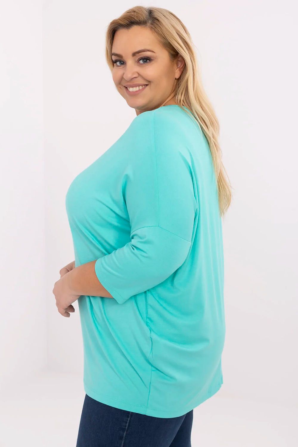 Blusa plus size feminina azul clara com mangas três quartos e caimento confortável