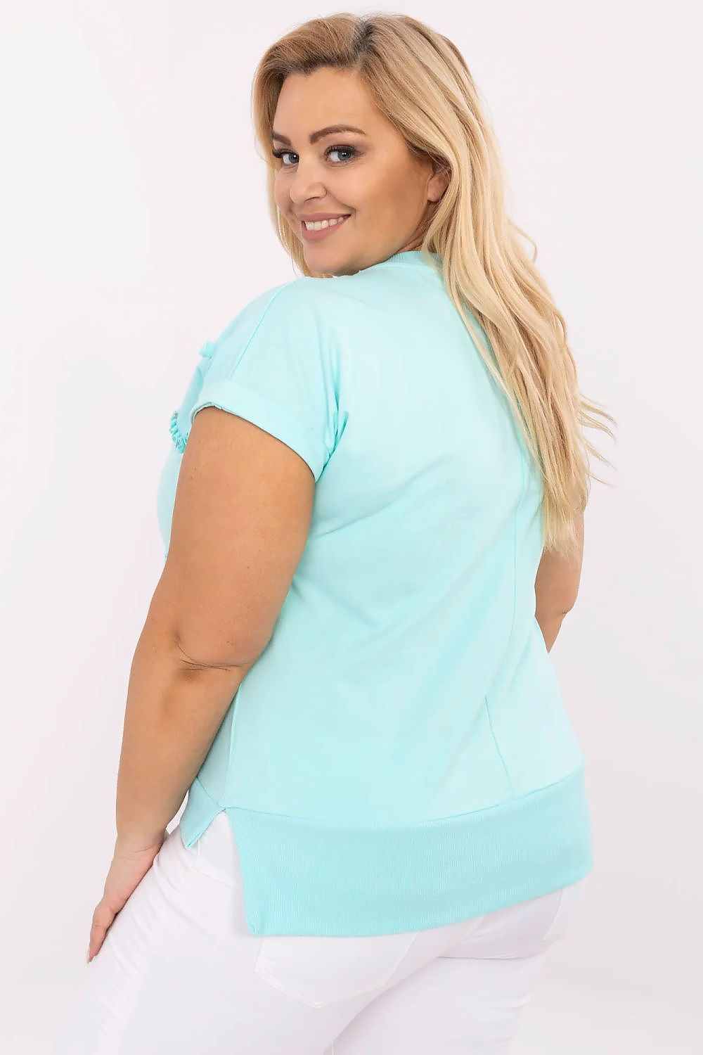 Blusa plus size feminina azul clara da marca Relevance vista de costas com modelo sorridente