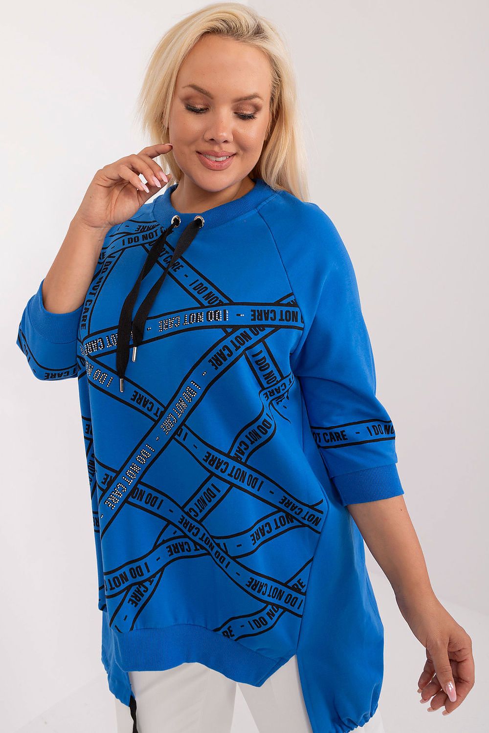 Blusa plus size feminina azul com estampa preta e capuz para look casual confortável