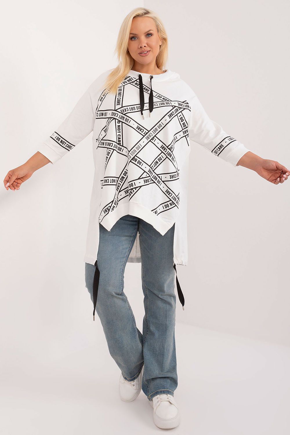 Blusa plus size feminina branca com estampa preta estilo casual e capuz, combinada com calça jeans azul