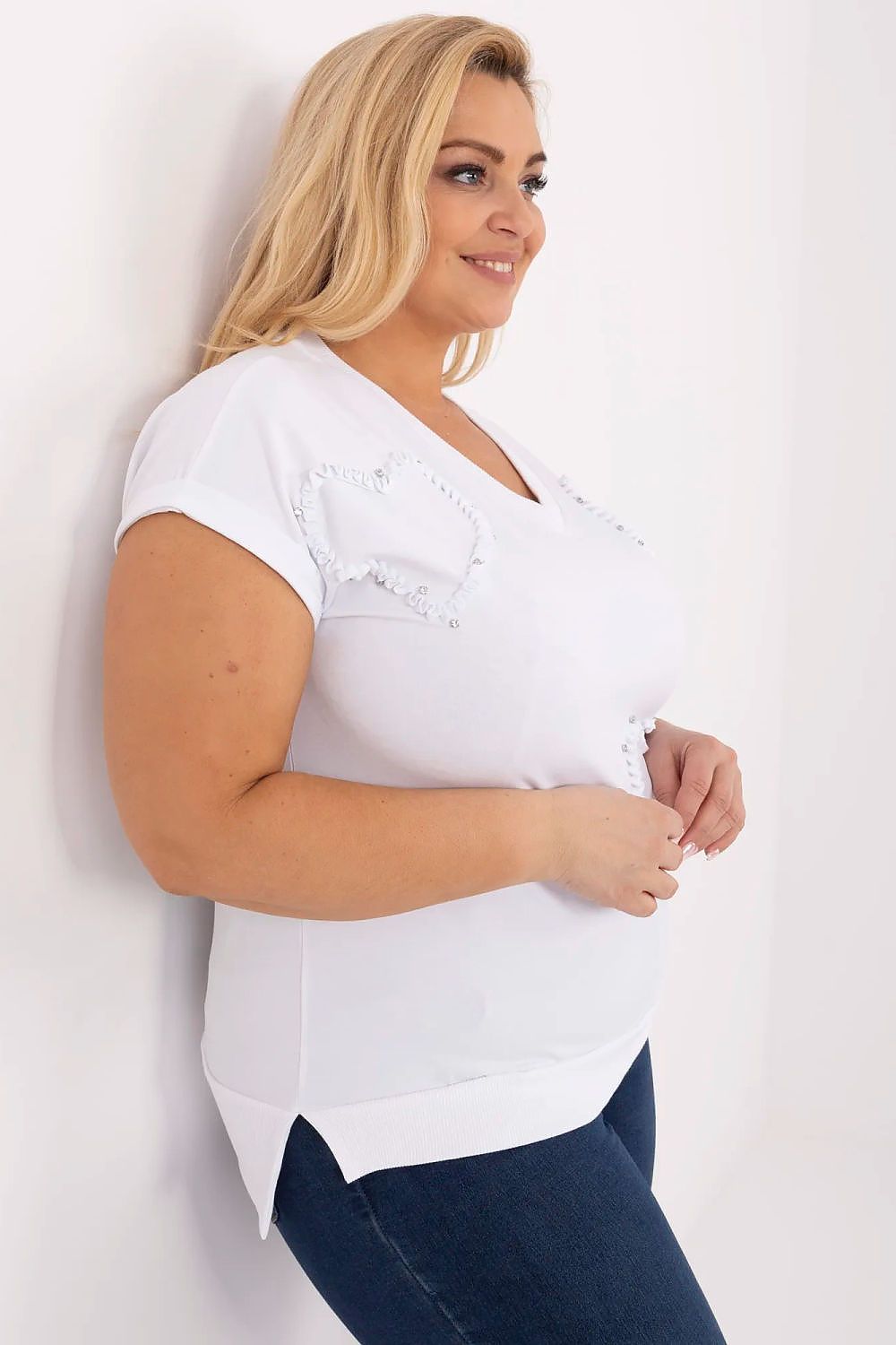 Blusa plus size feminina branca com detalhes em pérolas da marca Relevance vista de perfil