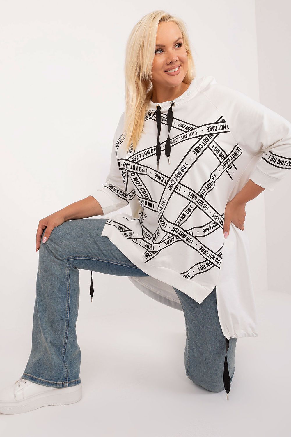 Blusa plus size feminina branca com estampa preta estilo casual e capuz da marca Relevance