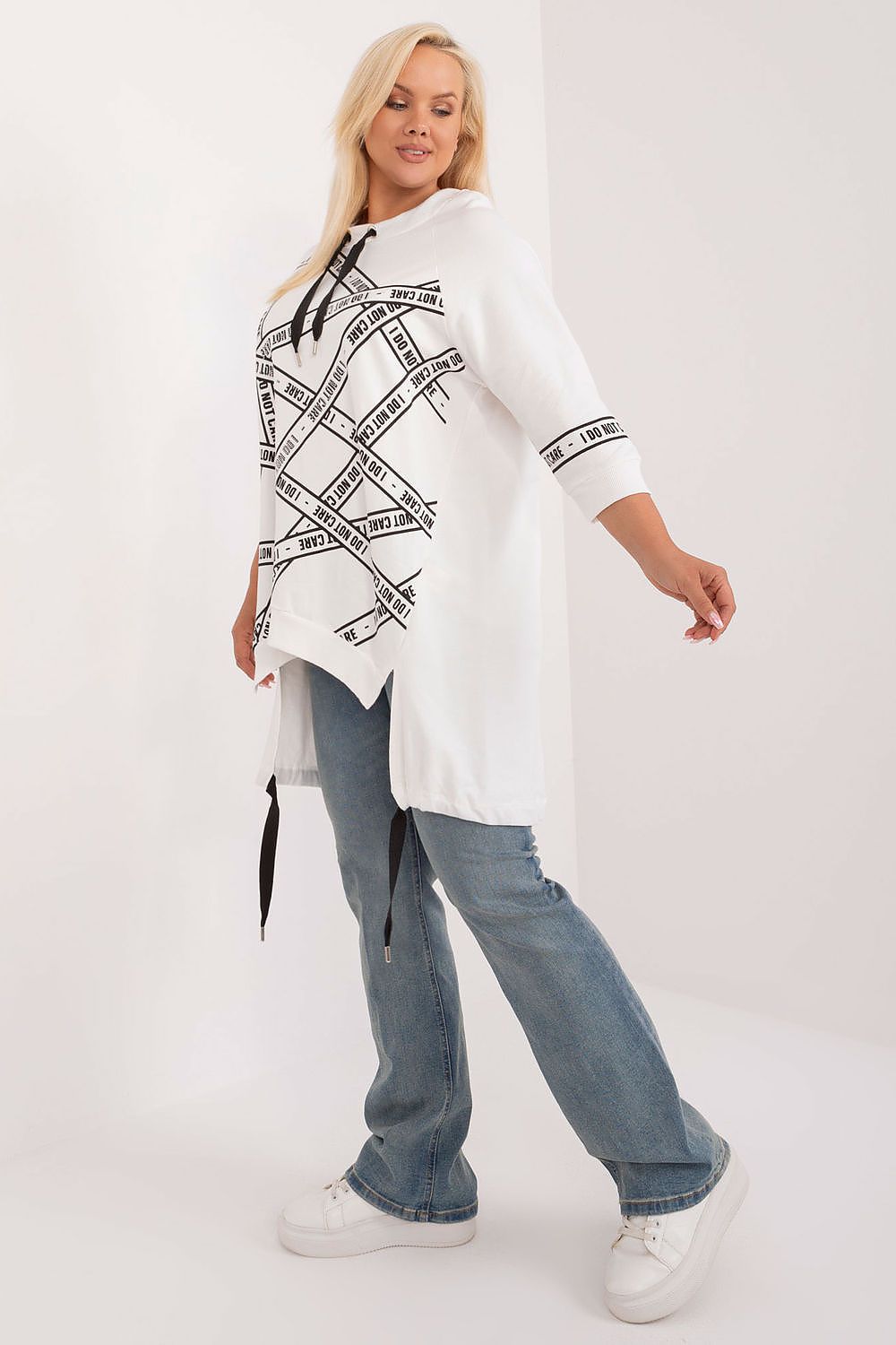 Blusa plus size feminina branca com estampa preta e capuz, manga 3 quartos da Relevance