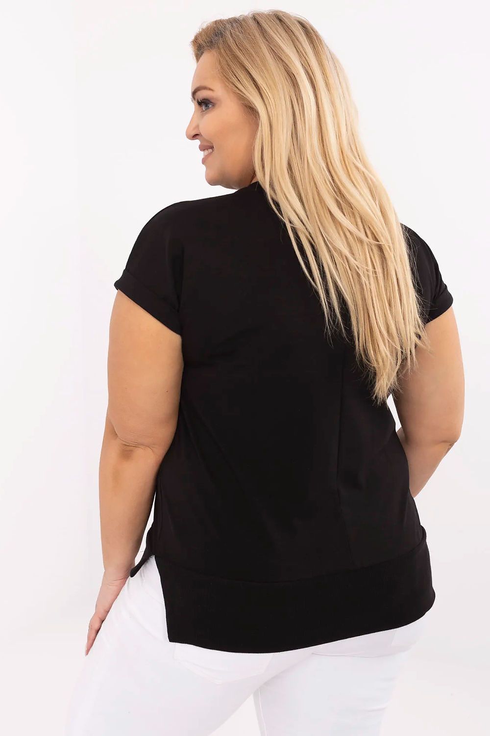 Blusa plus size feminina preta da Relevance vista de costas com design confortável e moderno