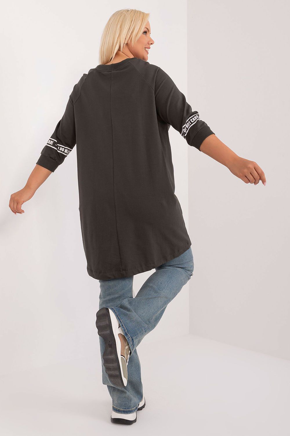 Blusa plus size feminina preta com manga 3/4 e detalhe em faixa branca da marca Relevance