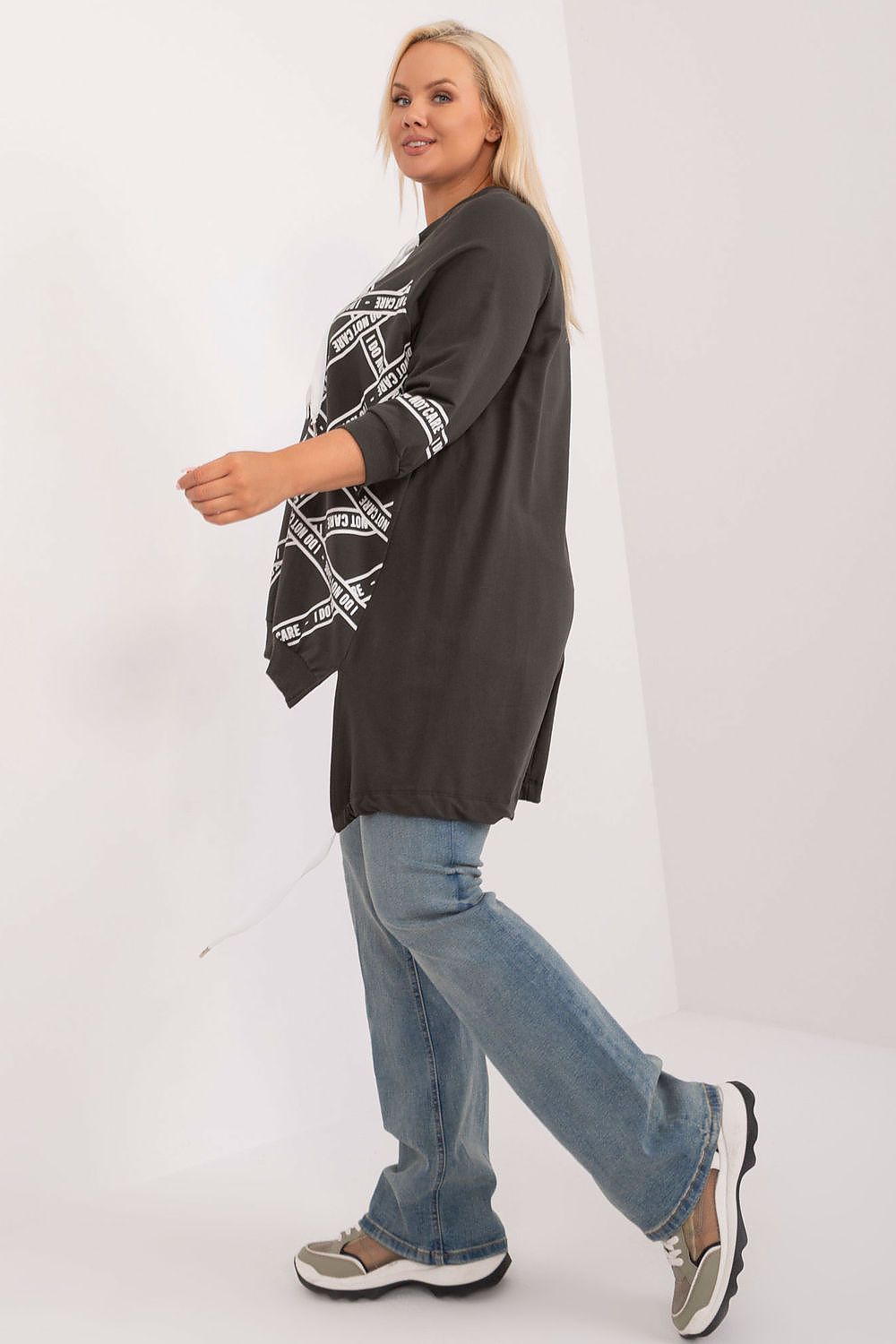 Blusa plus size feminina preta com estampa branca com manga 3/4 e calça jeans azul