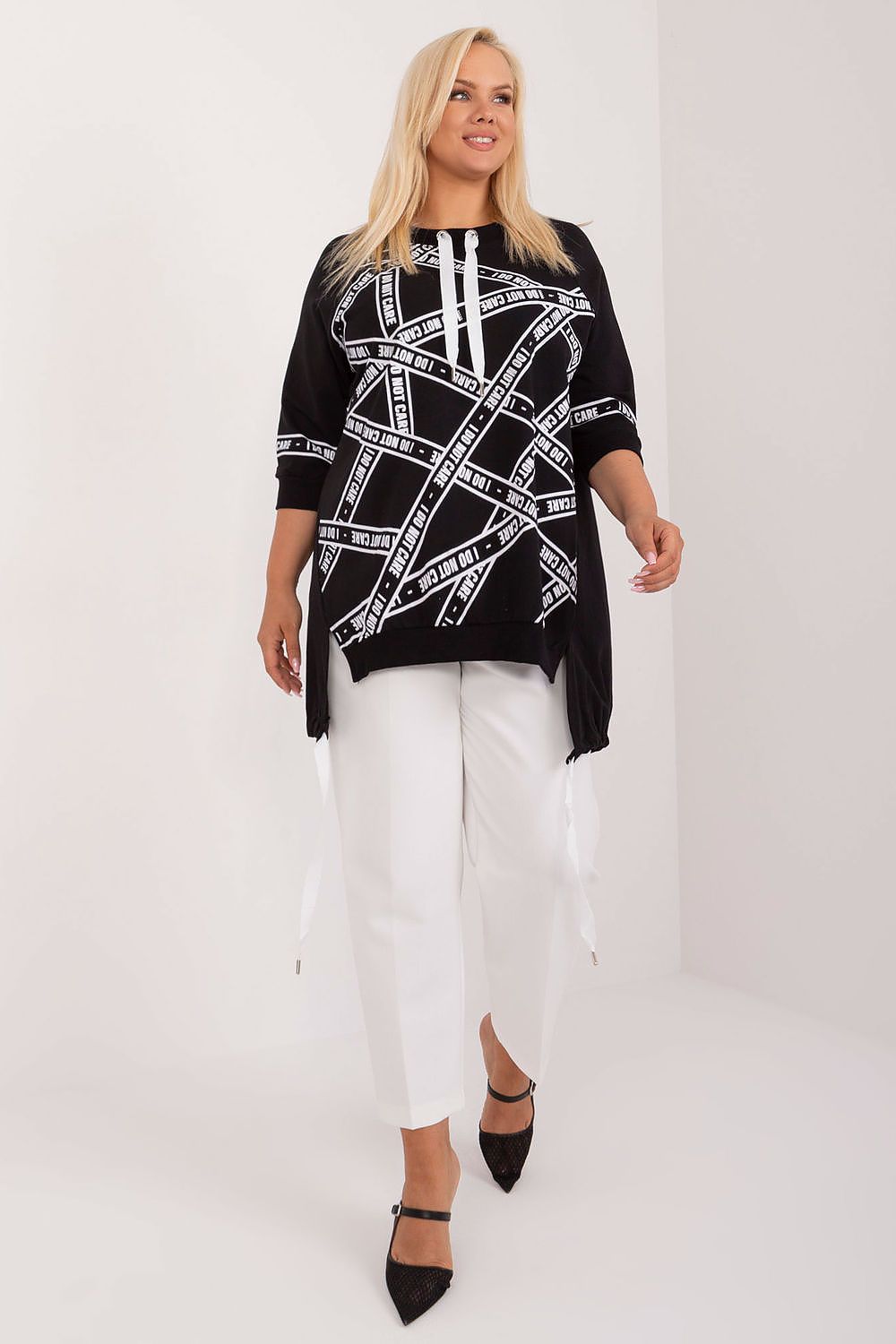 Blusa plus size feminina preta com estampa branca e manga 3/4 da marca Relevance