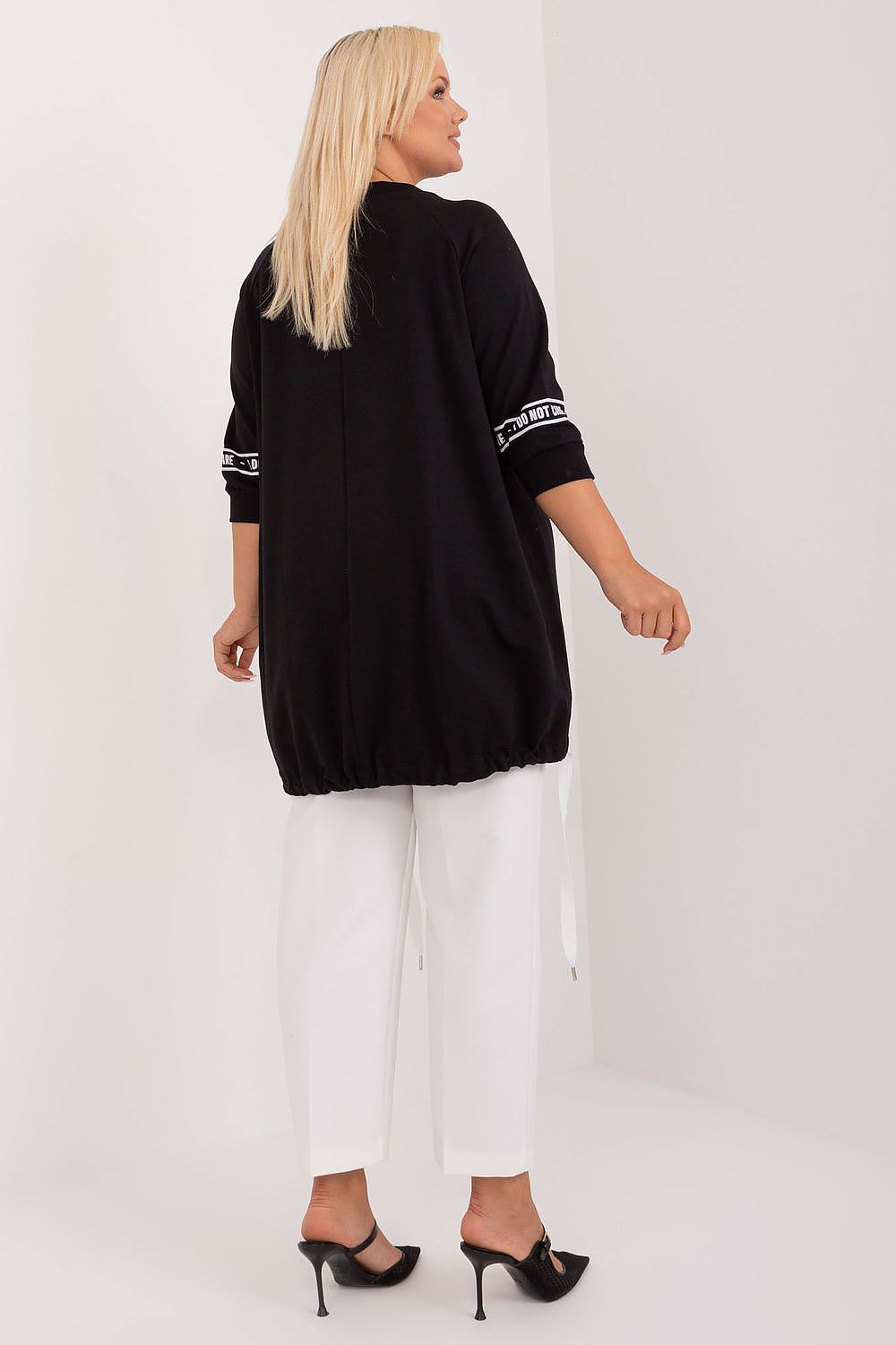 Blusa plus size feminina preta com detalhes nas mangas e calça branca