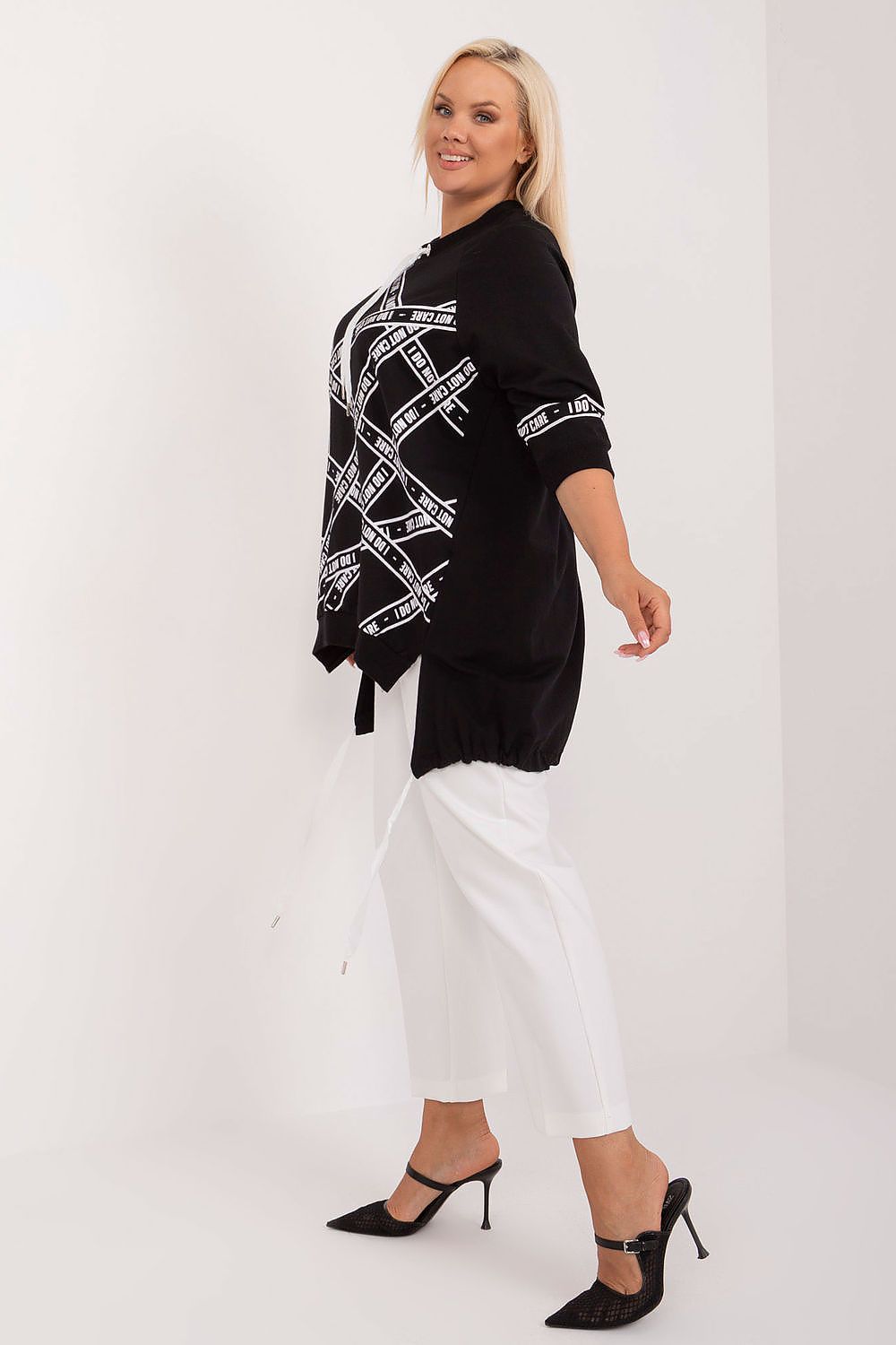 Blusa plus size feminina preta com estampa branca e calça branca