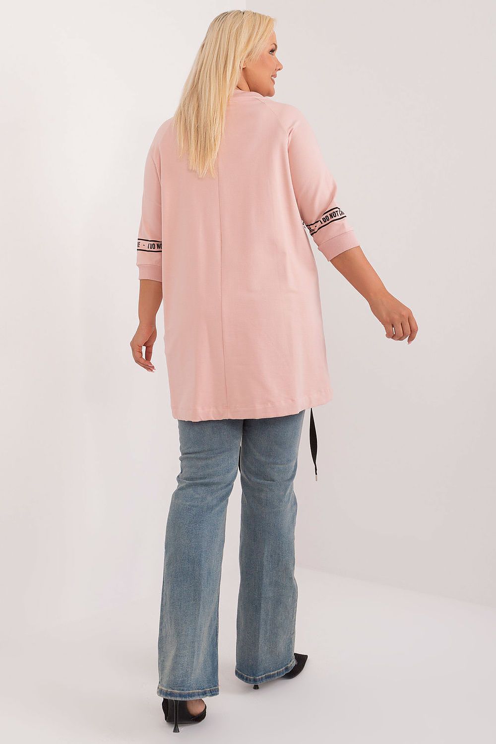 Blusa plus size feminina rosa clara com mangas 3/4 e detalhe preto da marca Relevance
