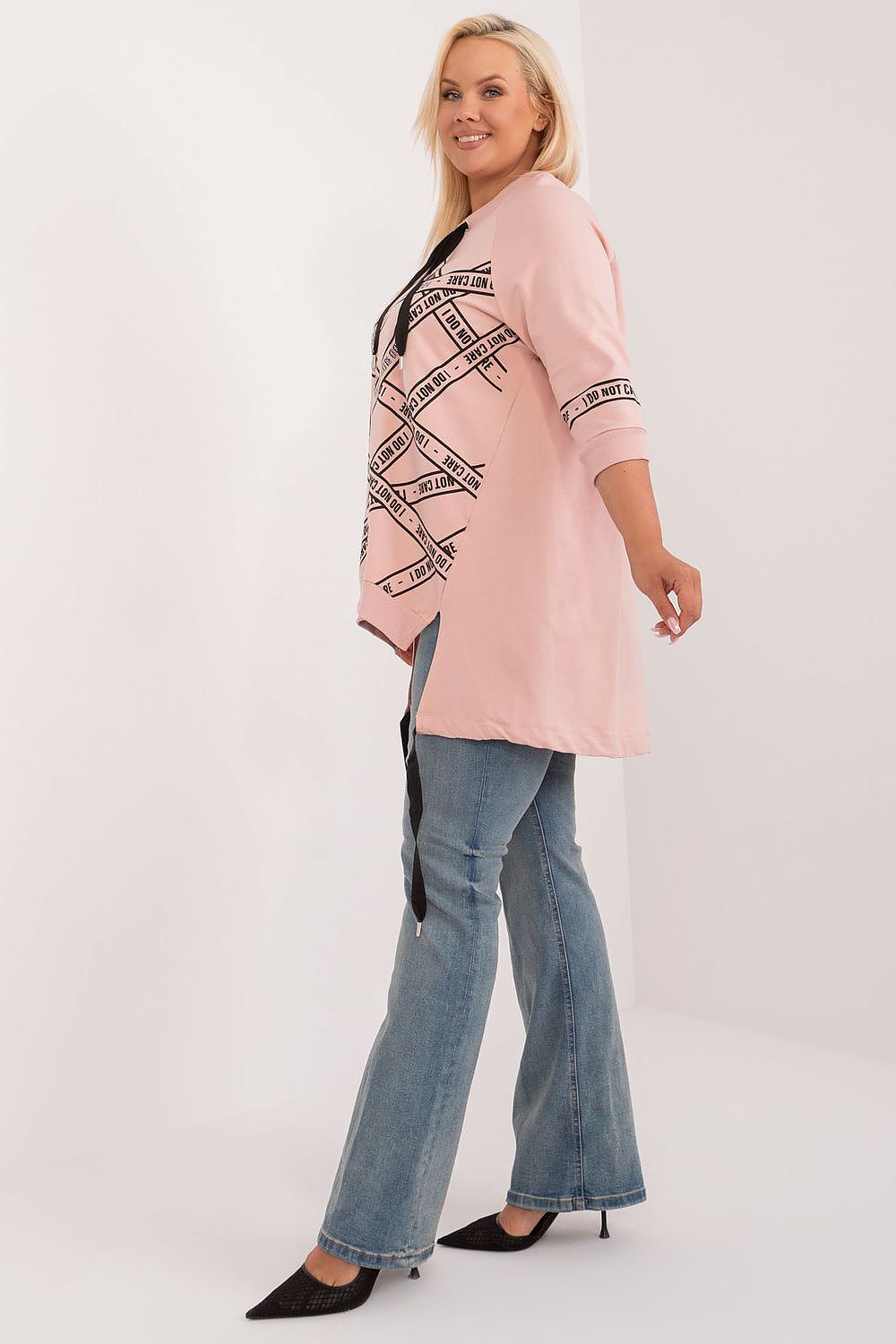 Blusa plus size feminina rosa com estampa e calça jeans azul clara