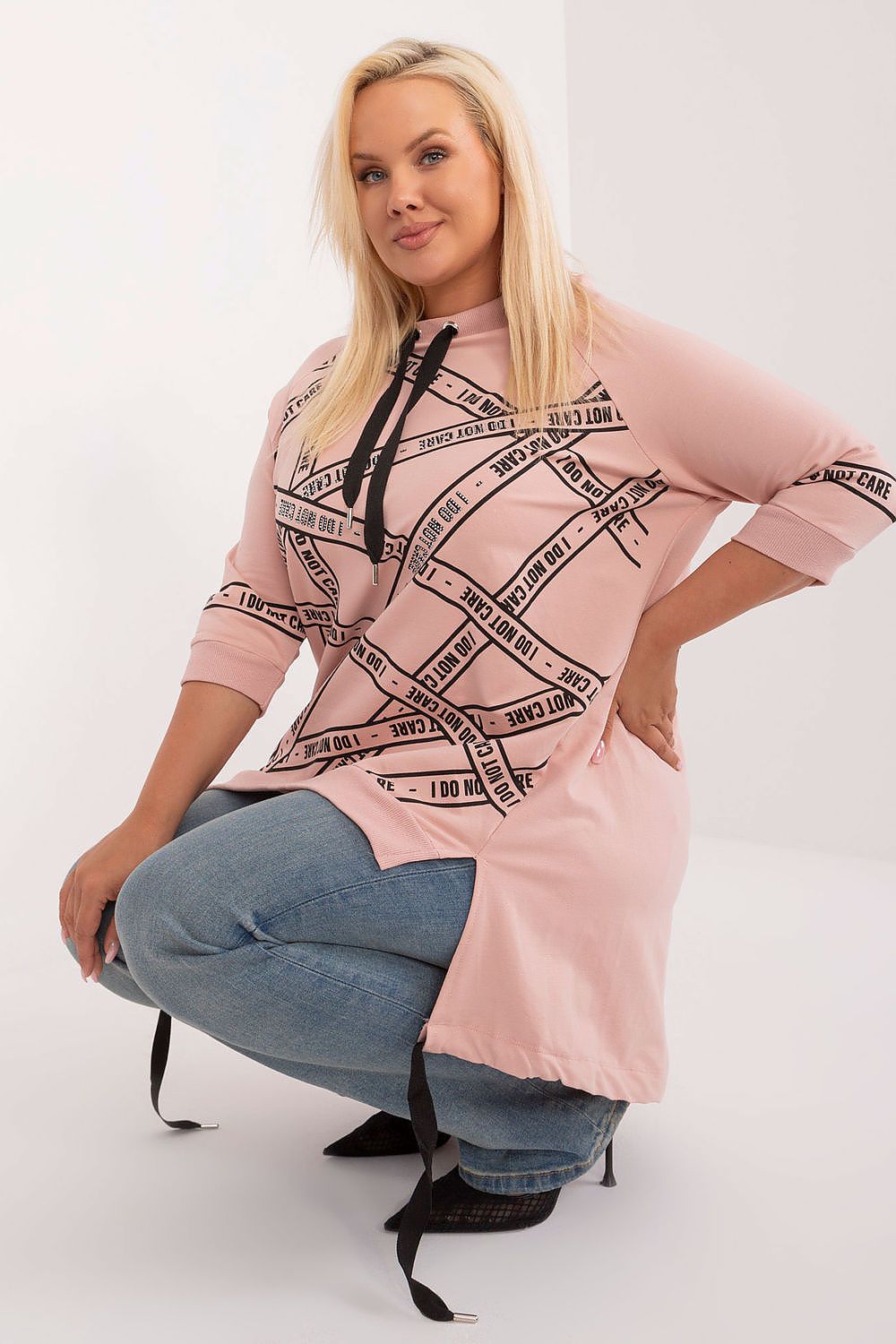 Blusa plus size feminina rosa com estampa preta e detalhes de fitas da marca Relevance