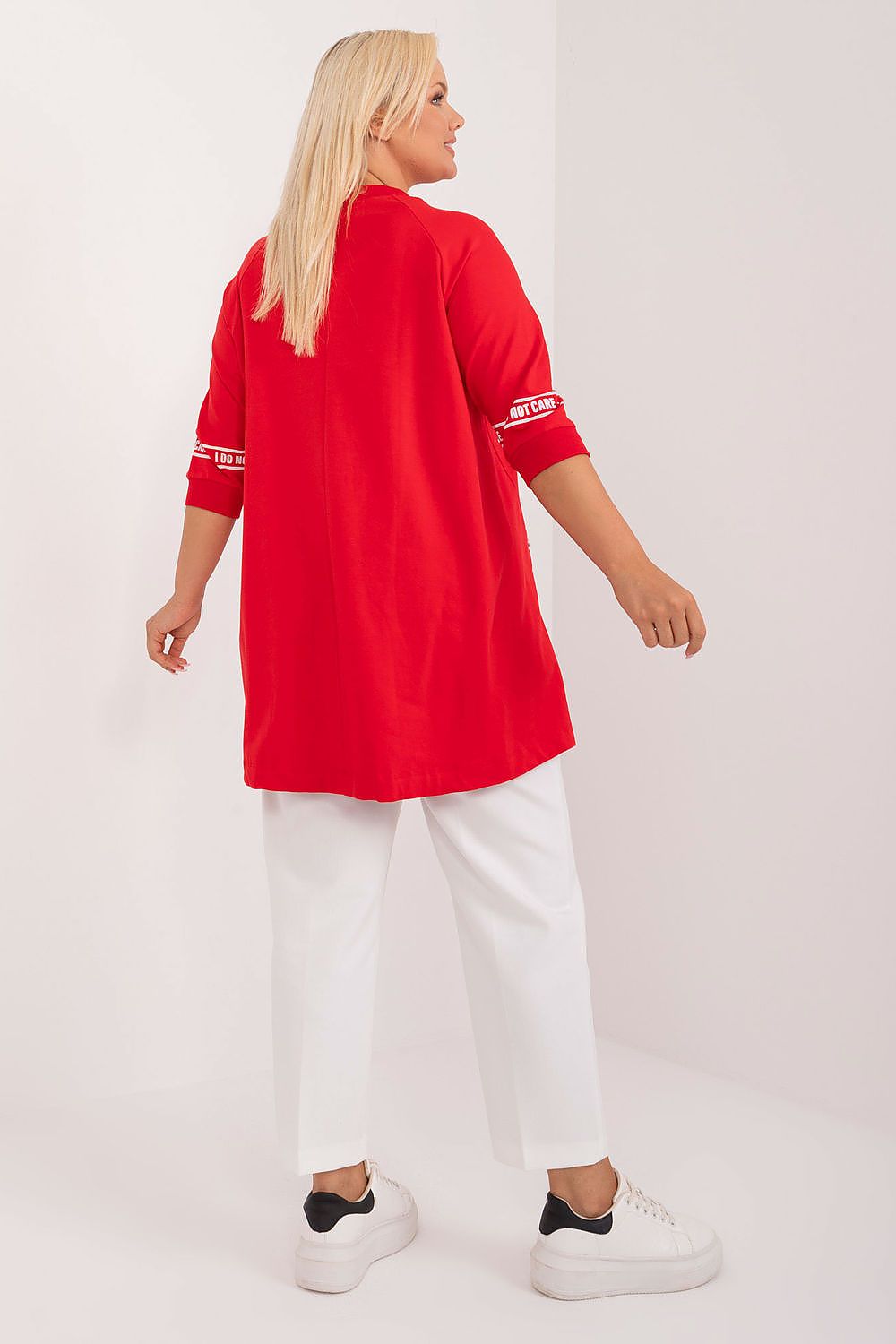 Blusa plus size feminina vermelha de manga 3/4 com calça branca e tênis branco