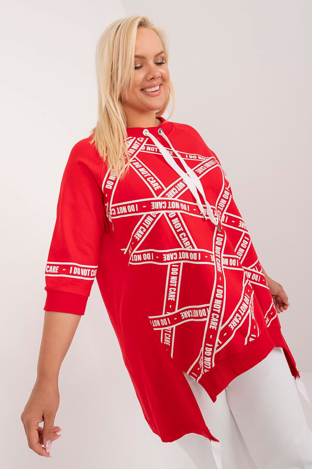 Blusa plus size feminina vermelha com estampa branca e detalhes modernos da marca Relevance