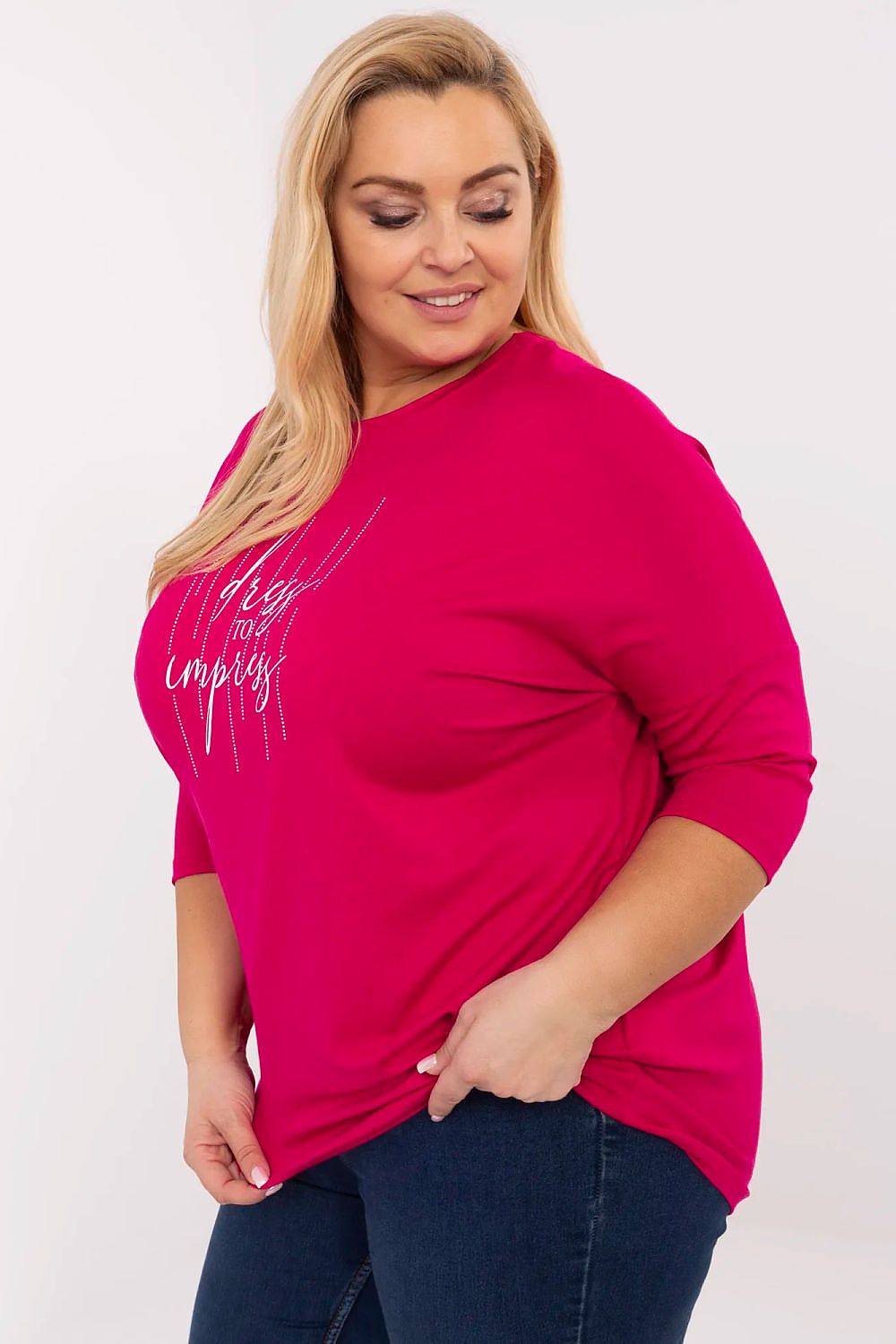 Blusa plus size feminina rosa com estampa branca usada por mulher loira sorrindo