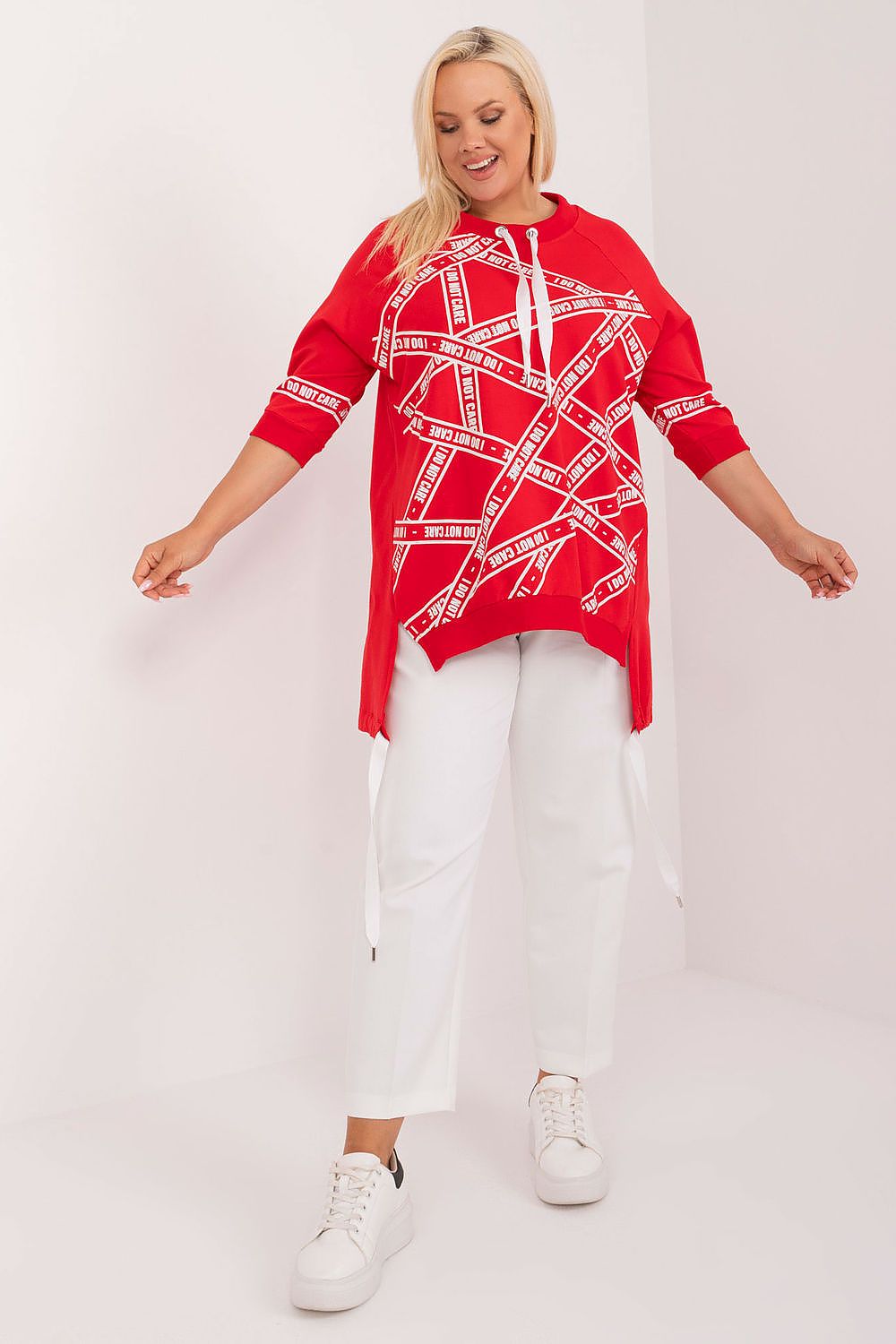 Blusa plus size feminina vermelha com estampa branca e calça branca casual
