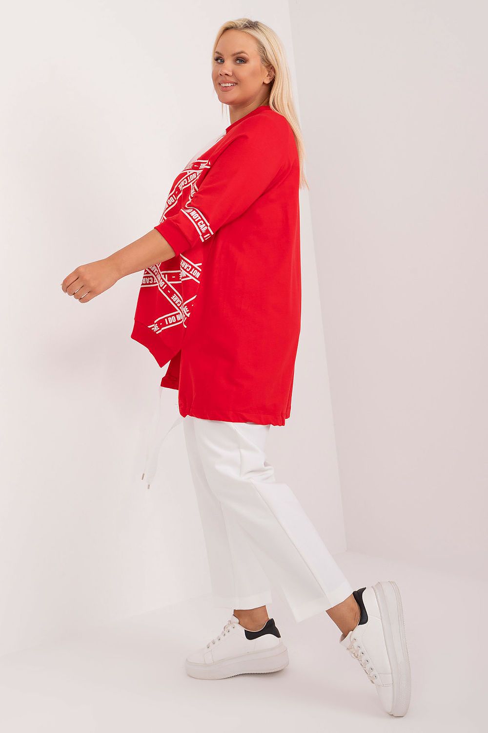 Blusa plus size feminina vermelha com estampa branca e calça branca