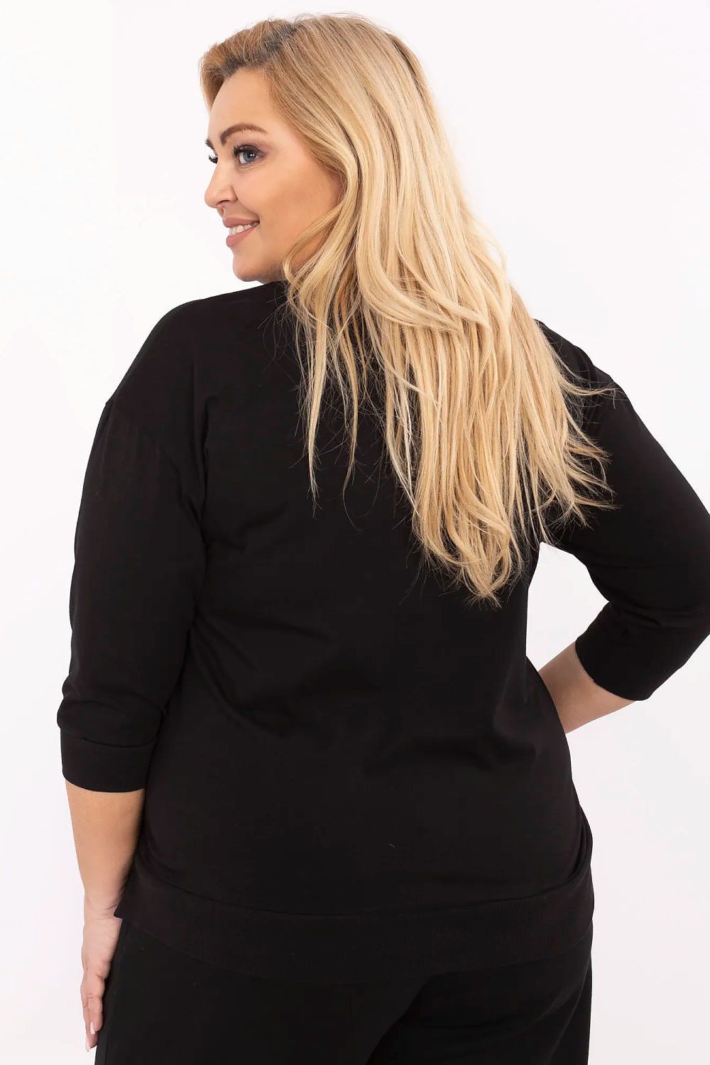 Mulher vestindo blusa preta plus size com mangas 3/4 vista de costas