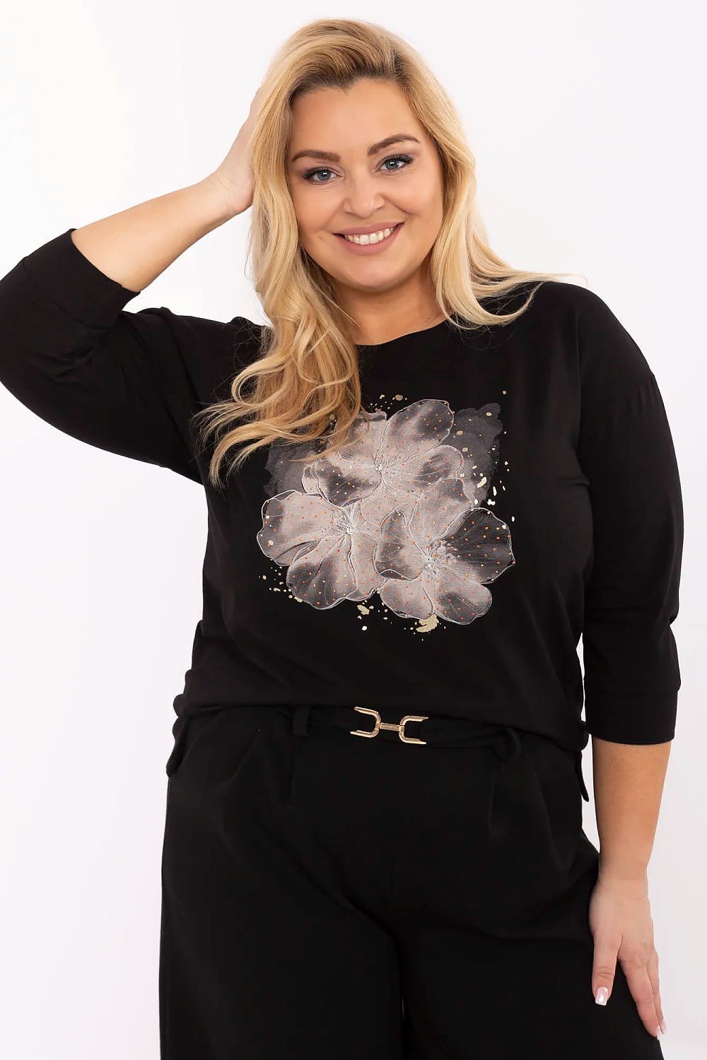 Mulher usando blusa preta plus size com estampa floral e manga três quartos