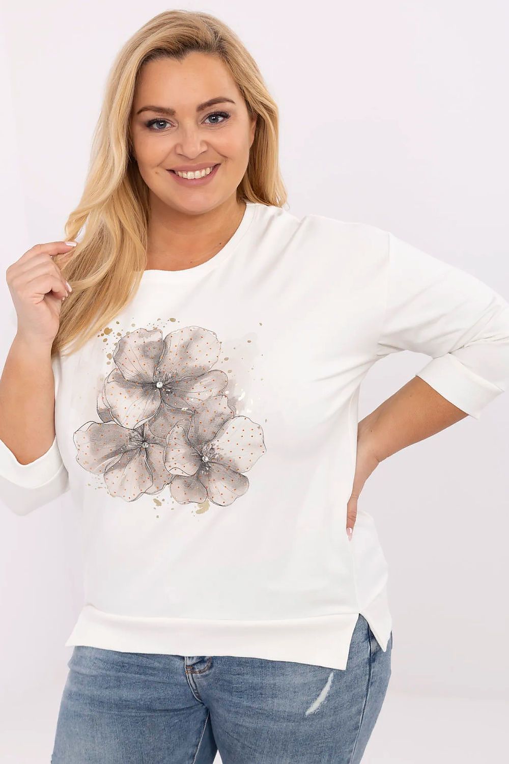 Mulher usando blusa preta plus size com estampa floral cinza e manga três quartos