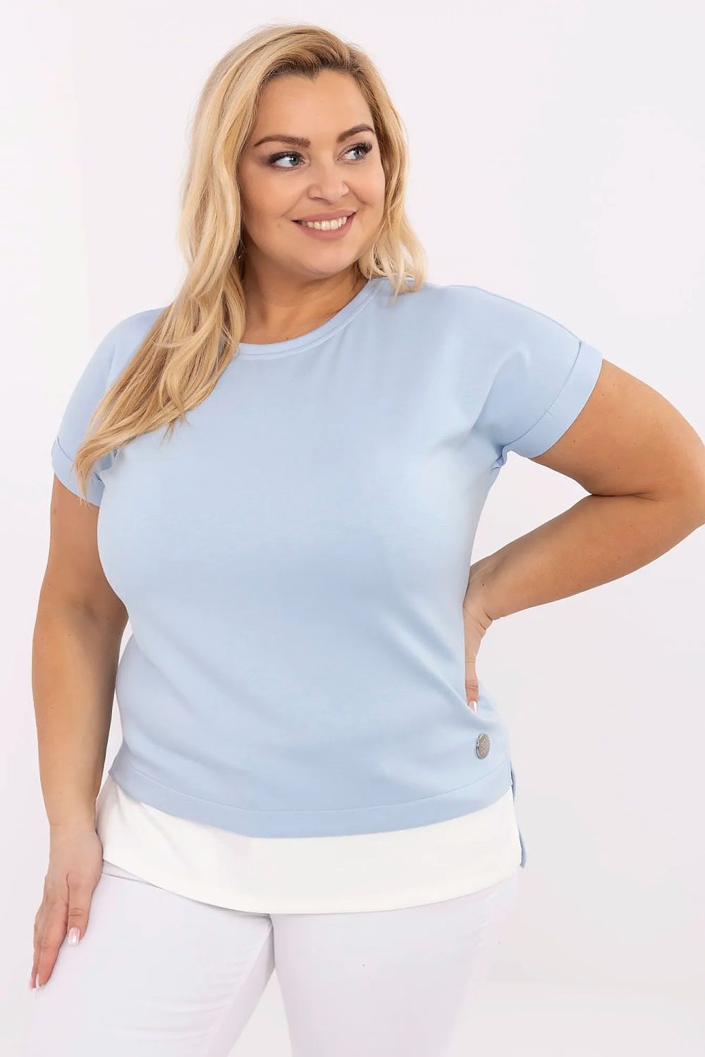 Mulher plus size vestindo blusa azul clara casual de manga curta com detalhe branco na barra