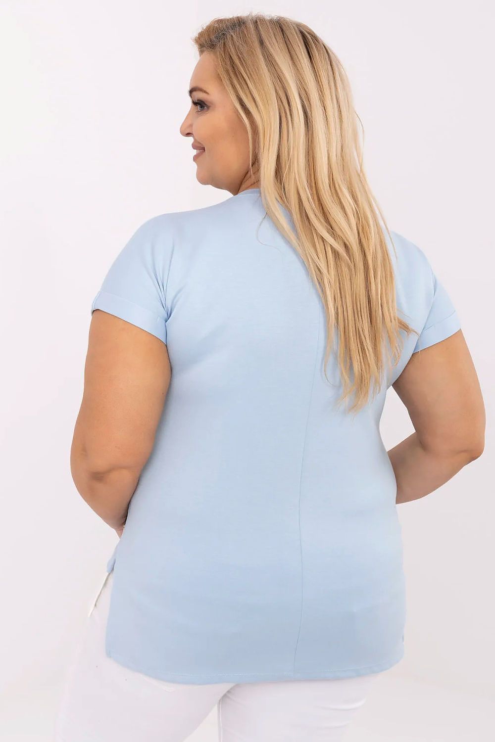 Mulher plus size vestindo blusa azul clara feminina vista de costas com cabelo loiro