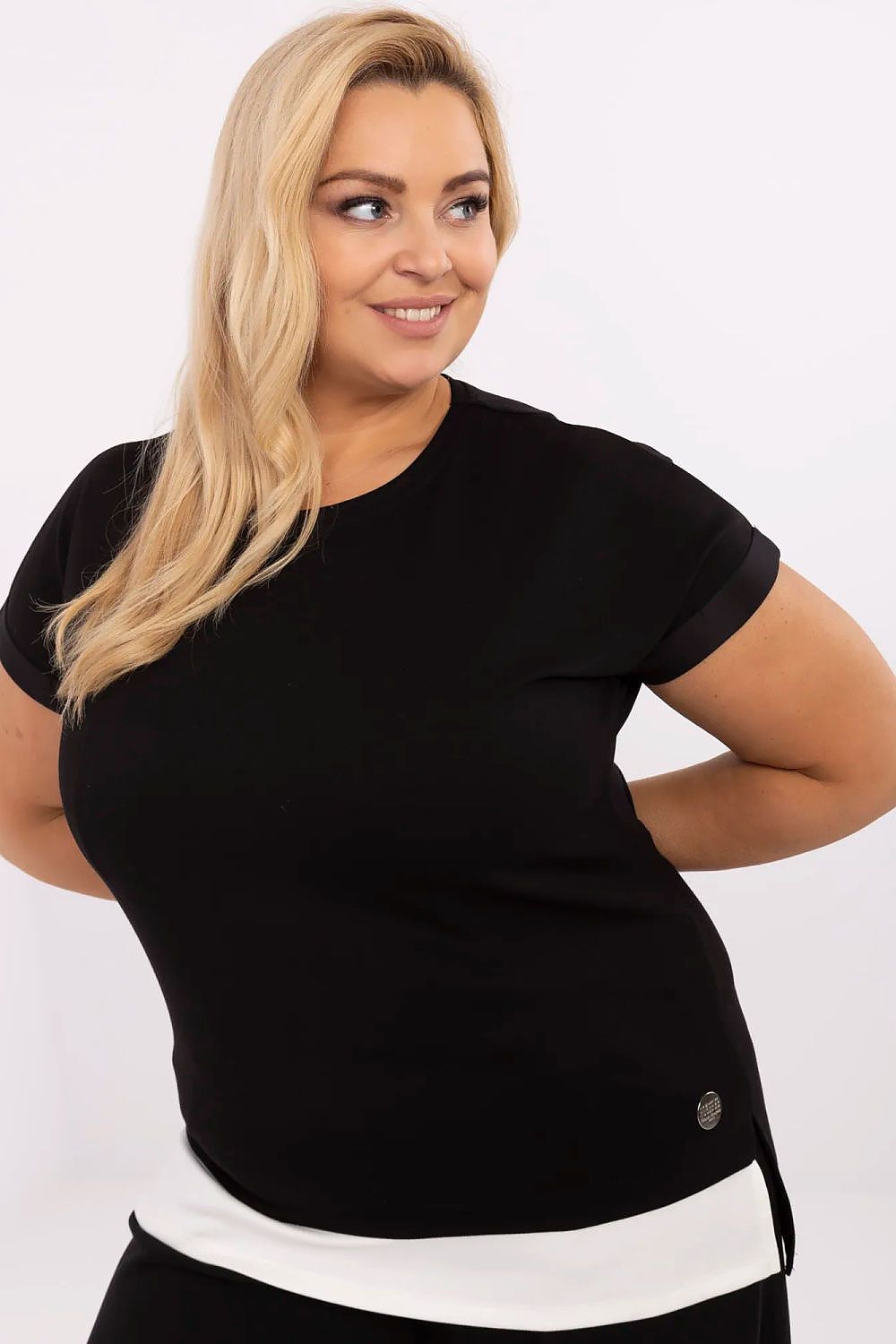 Modelo usando blusa rosa plus size para feminina de manga curta, em tecido confortável e ajuste perfeito