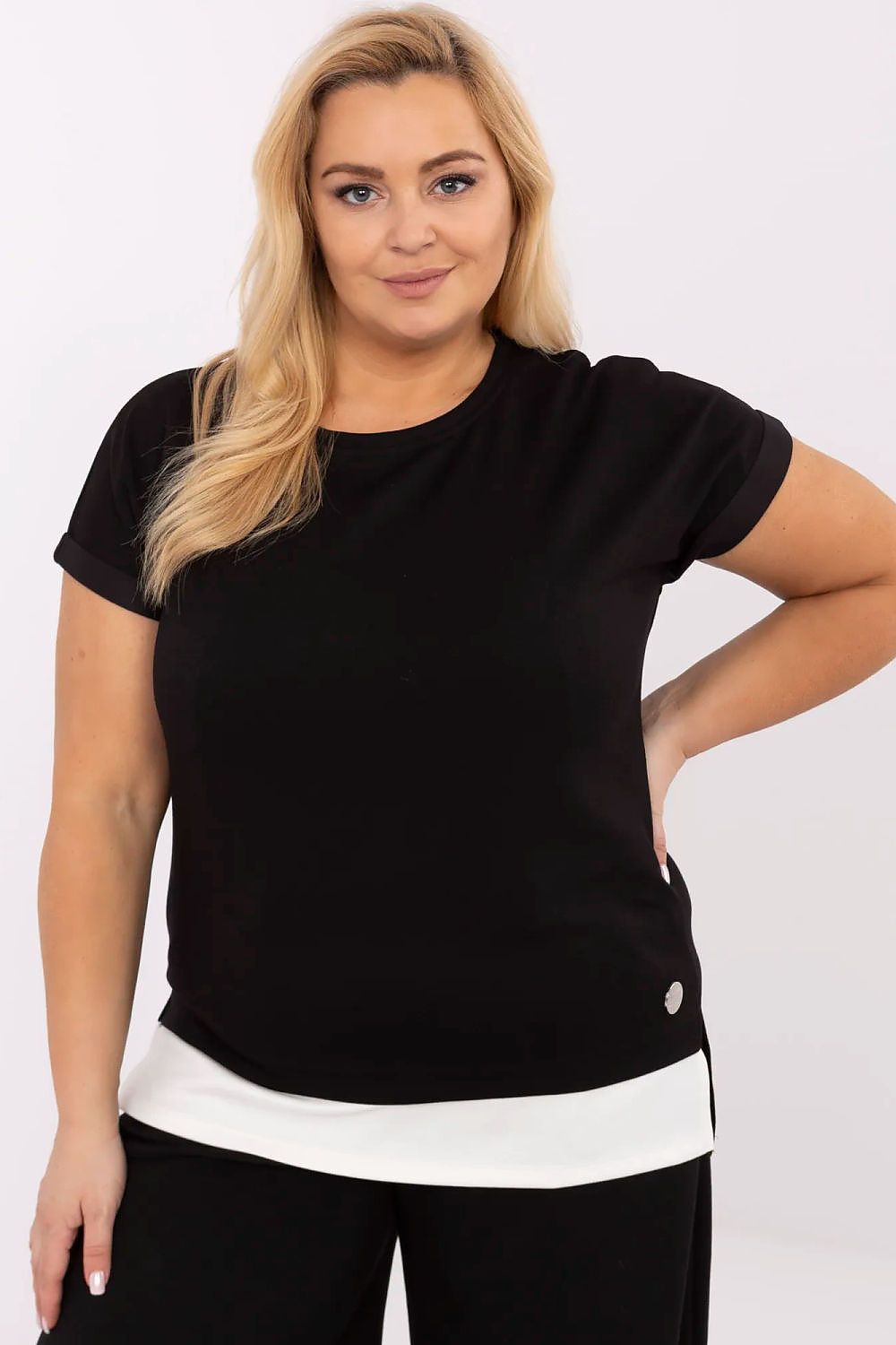 Mulher usando blusa rosa plus size para feminina com design simples e confortável