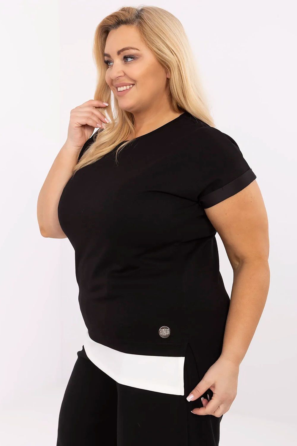 Mulher plus size vestindo blusa preta com detalhe branco, blusa rosa plus size para feminina