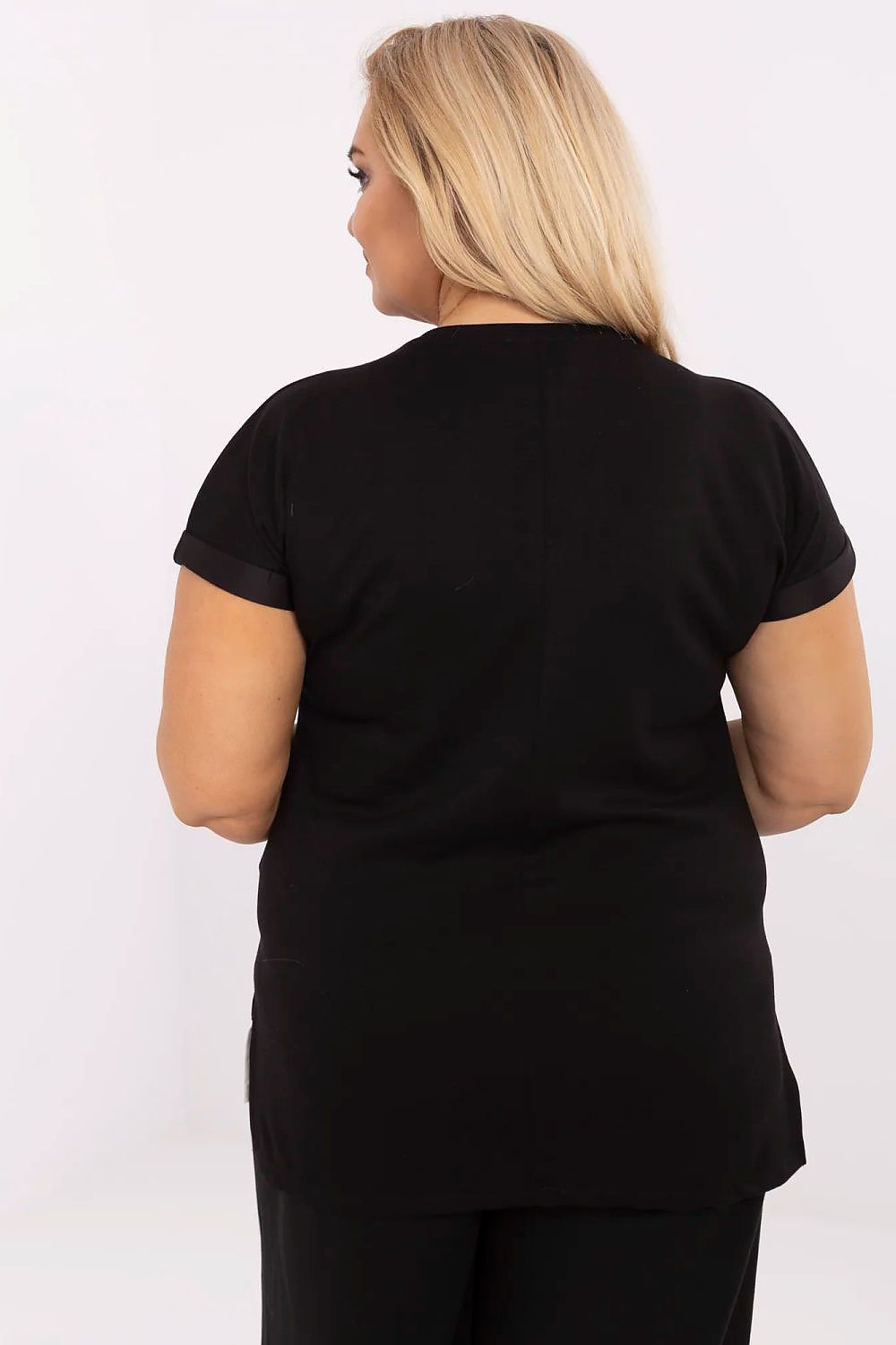 Modelo vestindo blusa rosa plus size para feminina vista de costas em estúdio