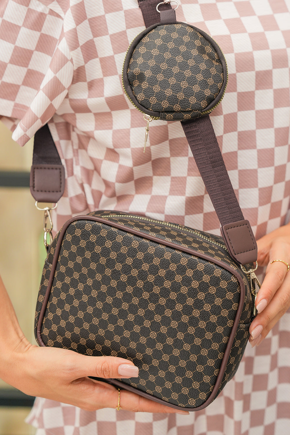 Bolsa tiracolo com estampa geometrica Shewin em marrom com bolso redondo e zíperes dourados