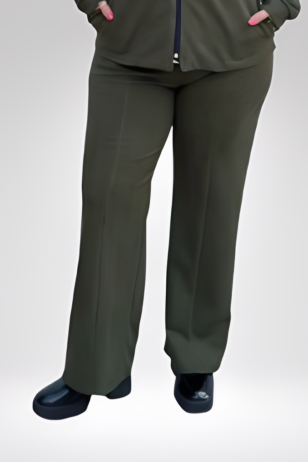 Calça feminina plus size cor caqui reta da marca Alma com tecido confortável e modelo casual