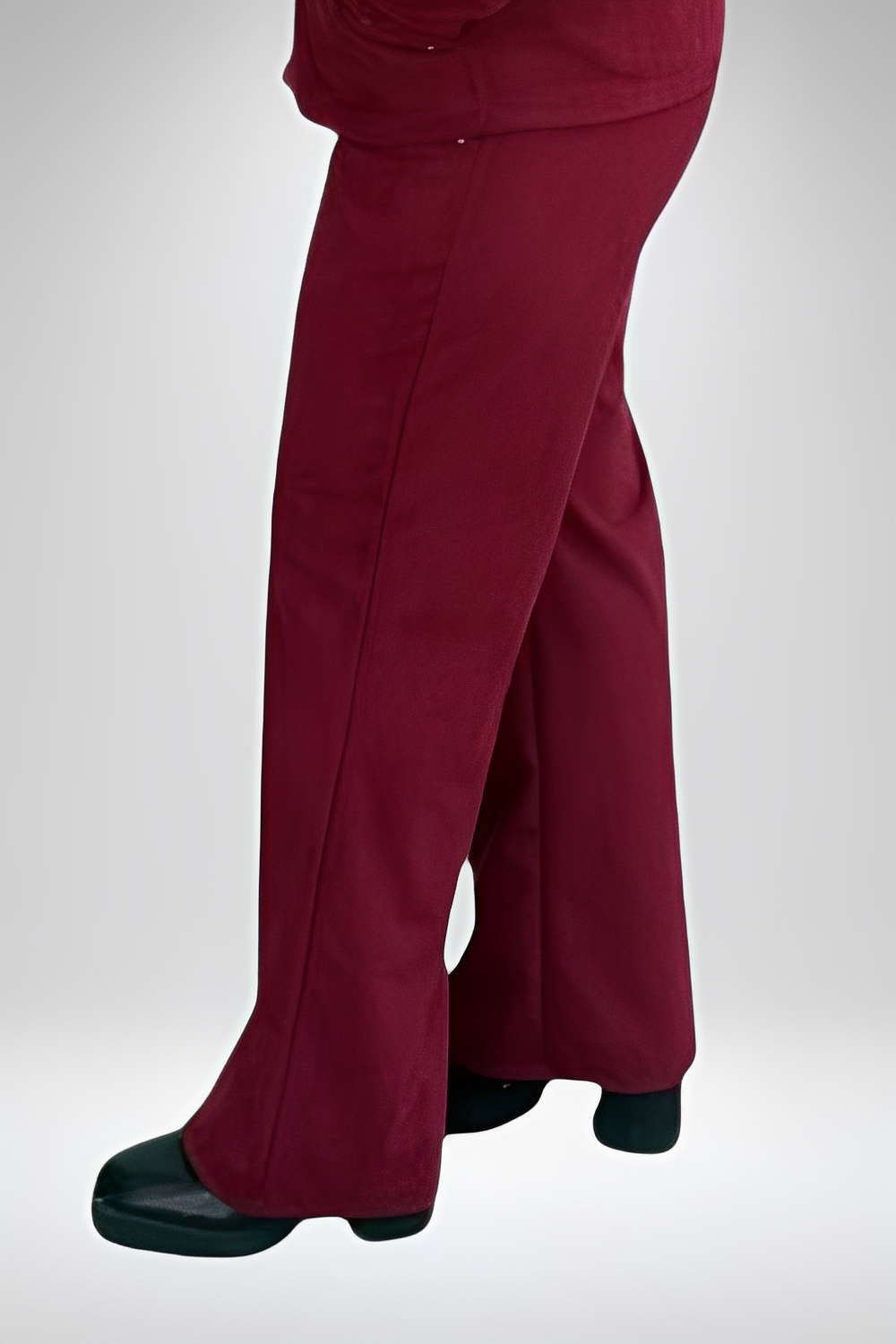 Calça feminina plus size cor vinho tinto da Alma com corte reto e tecido confortável