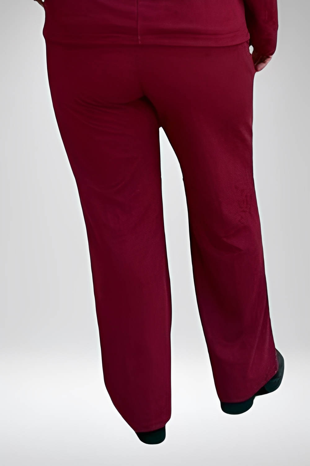 Calça feminina plus size cor vinho tinto da marca Alma com corte reto e confortável