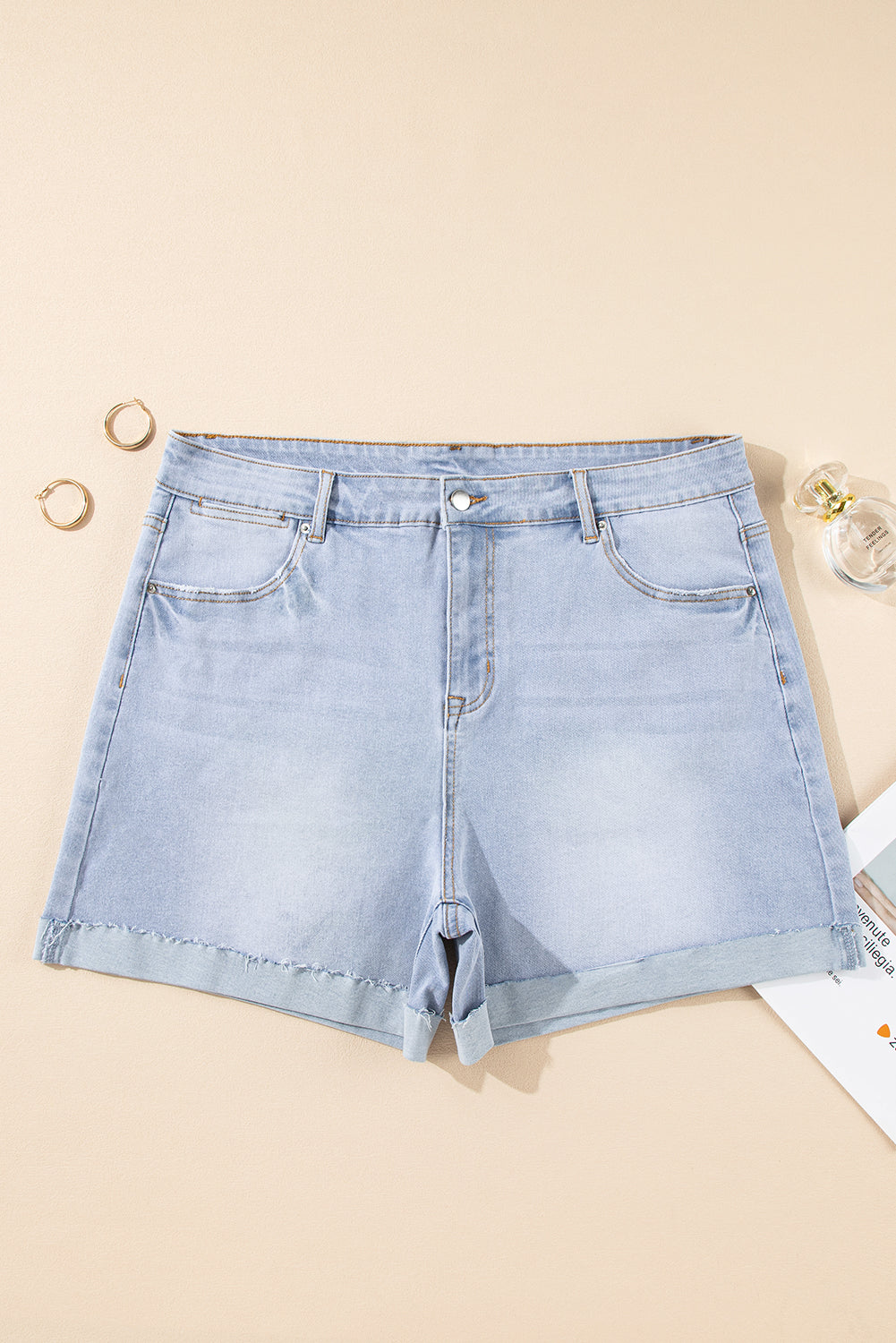 Calção jeans feminina tamanho grande em lavagem clara com barra dobrada e bolsos frontais